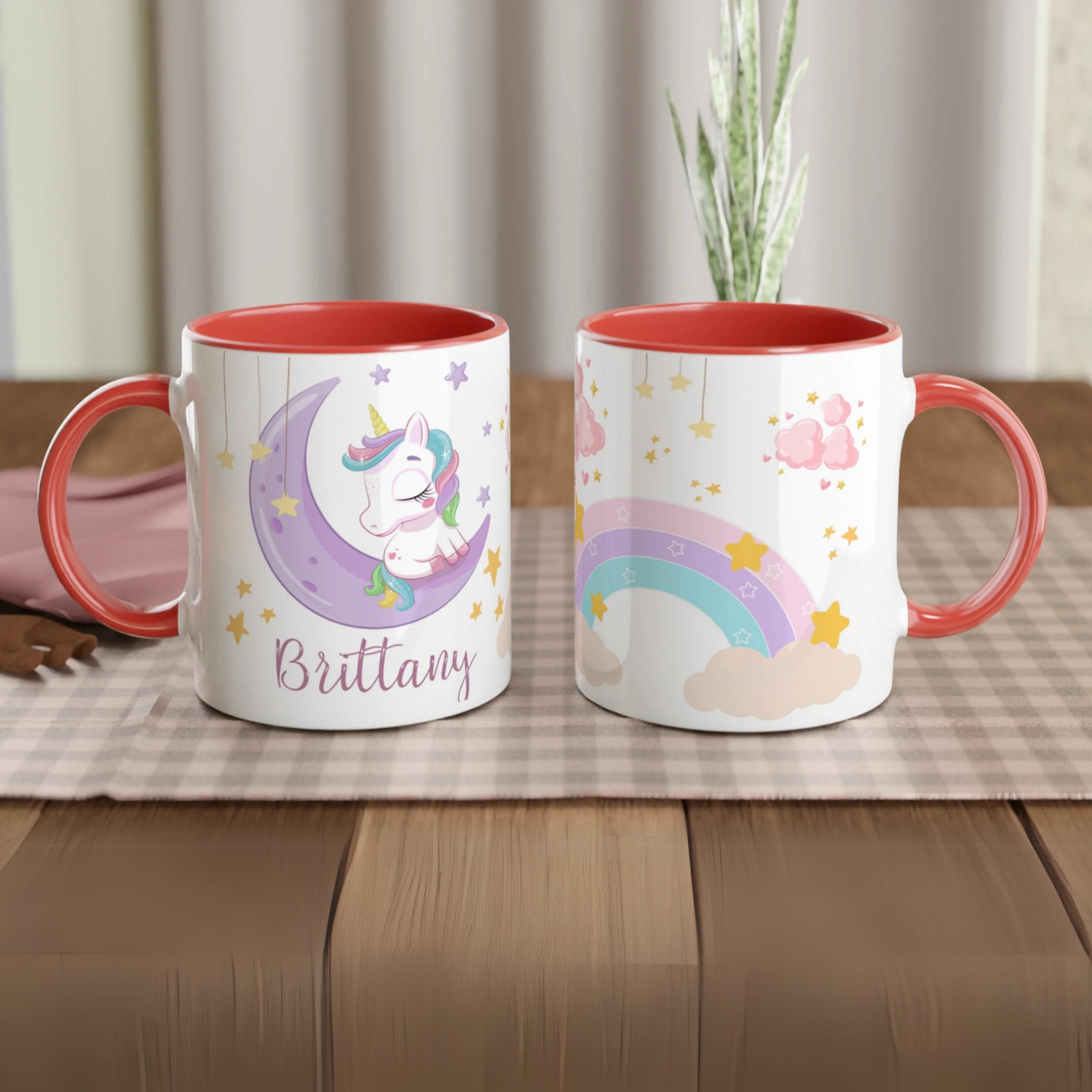 Mug personnalisé avec licorne et arc-en-ciel étoilé, intérieur rouge, parfait pour un cadeau féerique et dynamique.