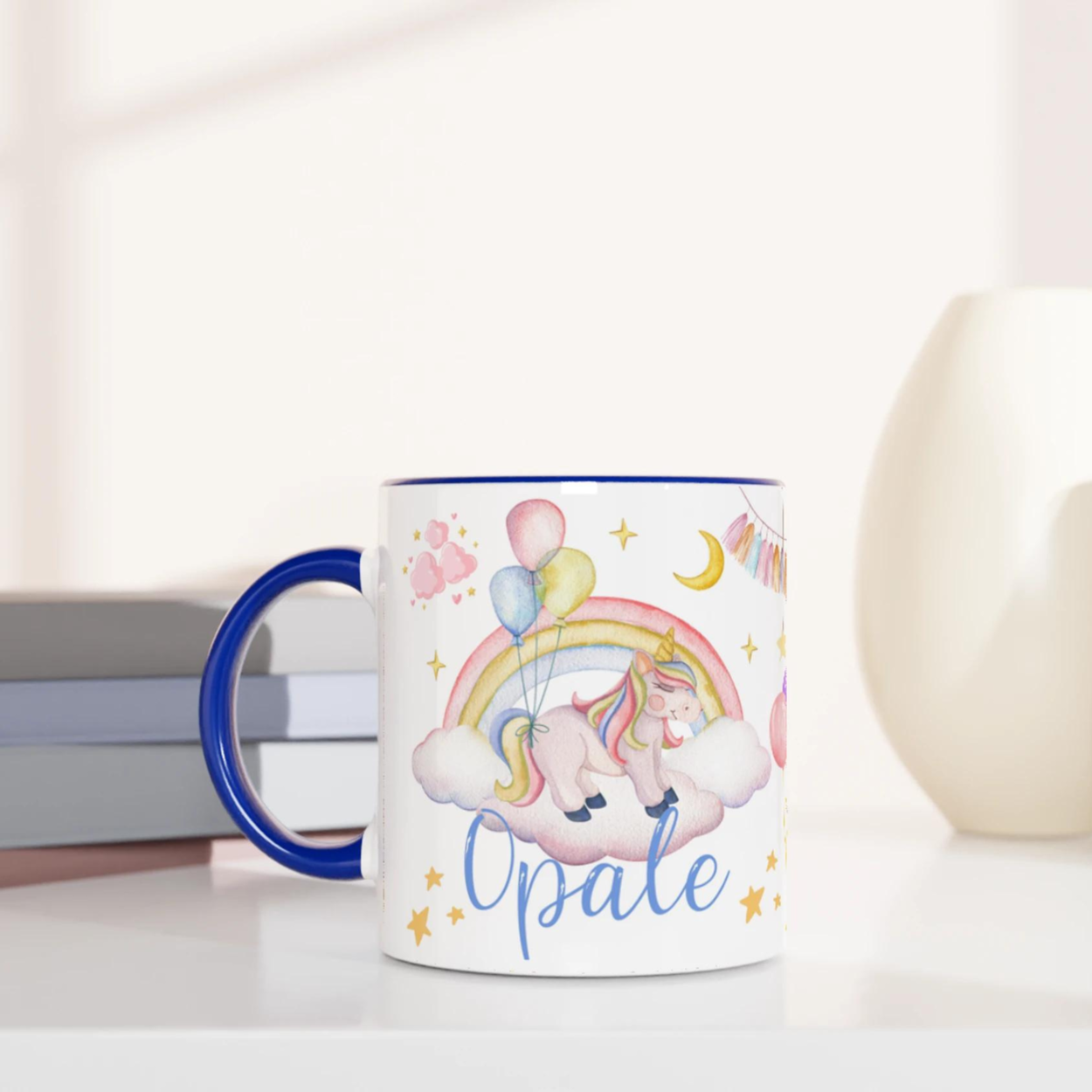 Mug personnalisé avec licorne et ballons flottants, intérieur bleu, parfait pour un cadeau magique et aérien.