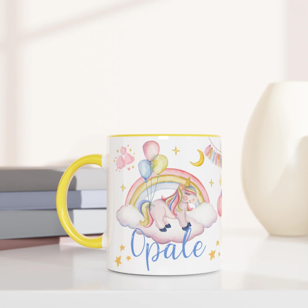 Mug personnalisé avec licorne et arc-en-ciel pastel, intérieur jaune, parfait pour un cadeau lumineux et joyeux.