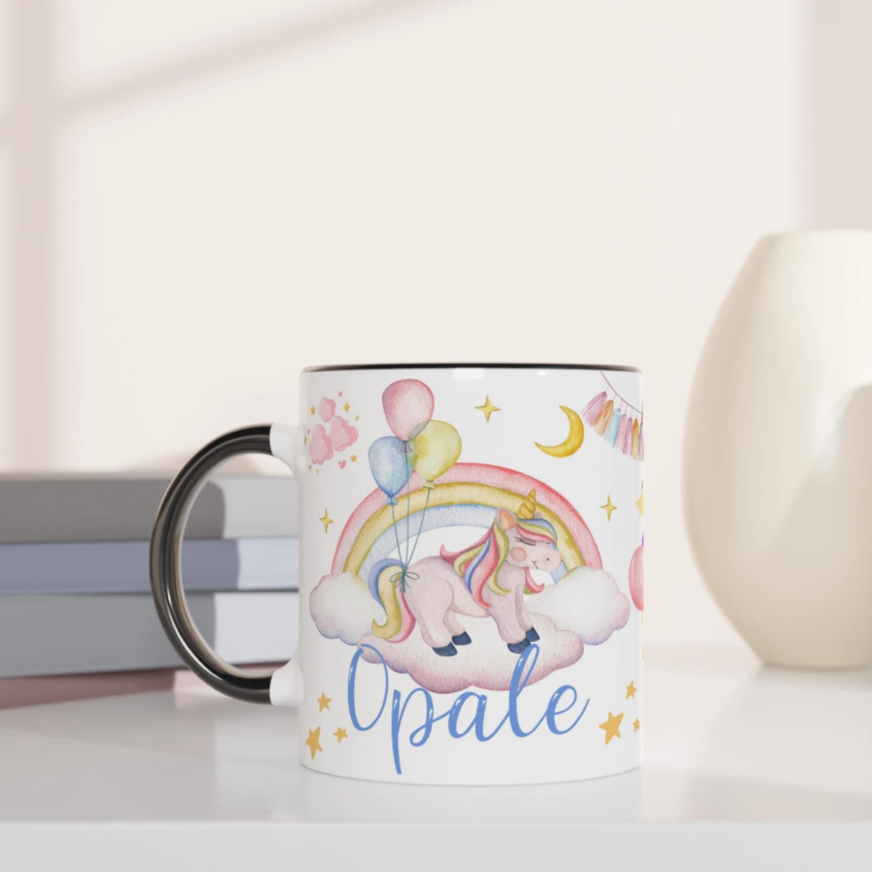 Mug personnalisé avec licorne rêveuse et décor étoilé, intérieur noir, pour une touche élégante et mystique.