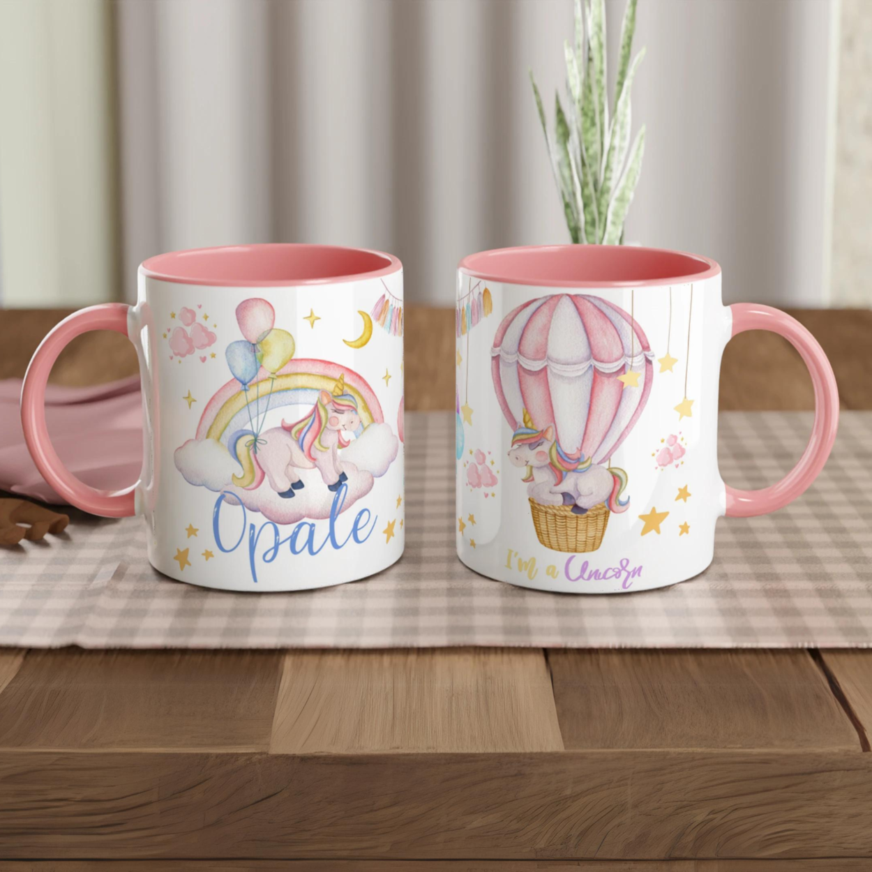 Tasse personnalisée avec licorne volante et montgolfière rose, intérieur rose, idéale pour un cadeau tendre et féerique.