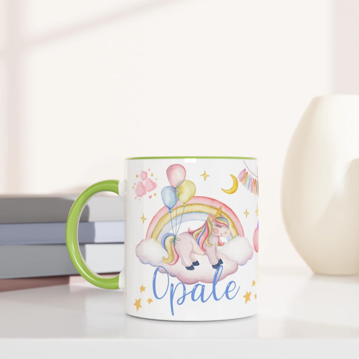 Tasse personnalisée avec licorne et pluie d’étoiles scintillantes, intérieur vert, un cadeau original et apaisant.