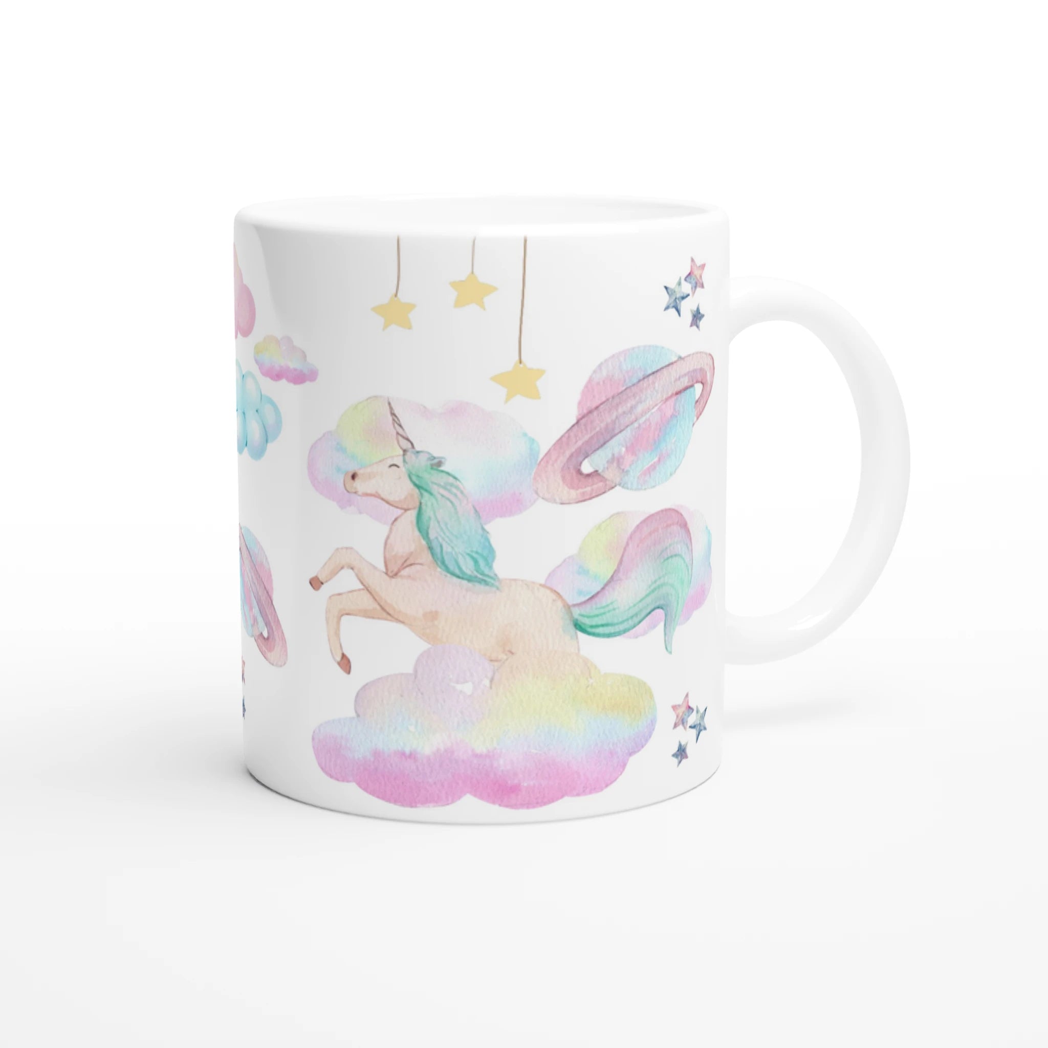 Mug personnalisé tout blanc avec licorne flottant sur un nuage pastel, idéal pour un cadeau féerique et magique.