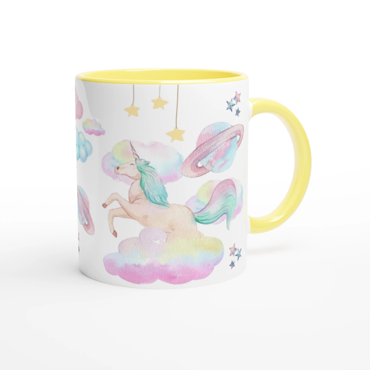 Mug personnalisé avec licorne rêveuse et étoiles scintillantes, intérieur jaune, parfait pour un cadeau lumineux et enchanteur.