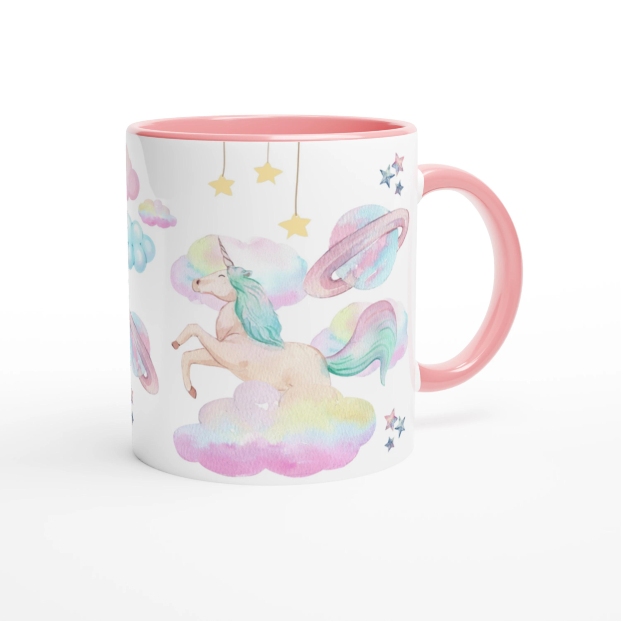 Tasse personnalisée avec licorne pastel et ciel étoilé, intérieur rose, idéale pour un cadeau tendre et féerique.
