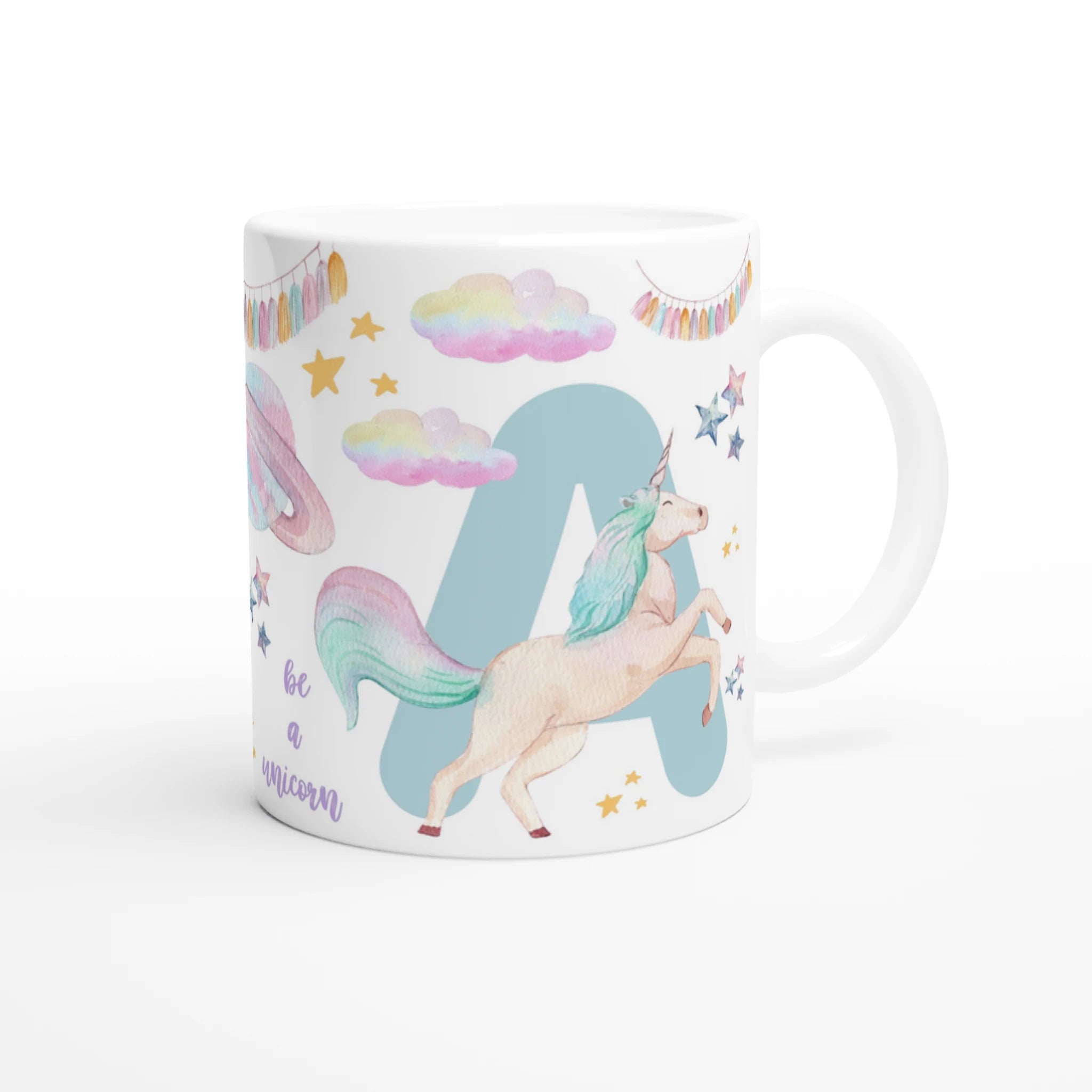 Mug personnalisé tout blanc avec licorne couchée sur un nuage pastel, idéal pour un cadeau féerique et enchanteur.