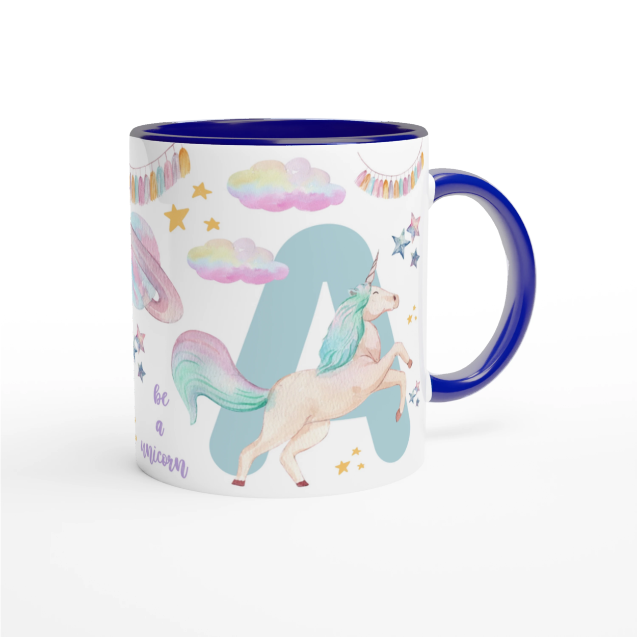 Mug personnalisé avec licorne galopant sur un arc-en-ciel, intérieur bleu, parfait pour une petite rêveuse passionnée de magie.