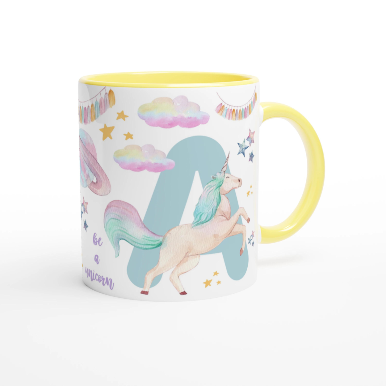 Mug personnalisé avec licorne ailée et étoiles scintillantes, intérieur jaune, parfait pour un cadeau lumineux et joyeux.