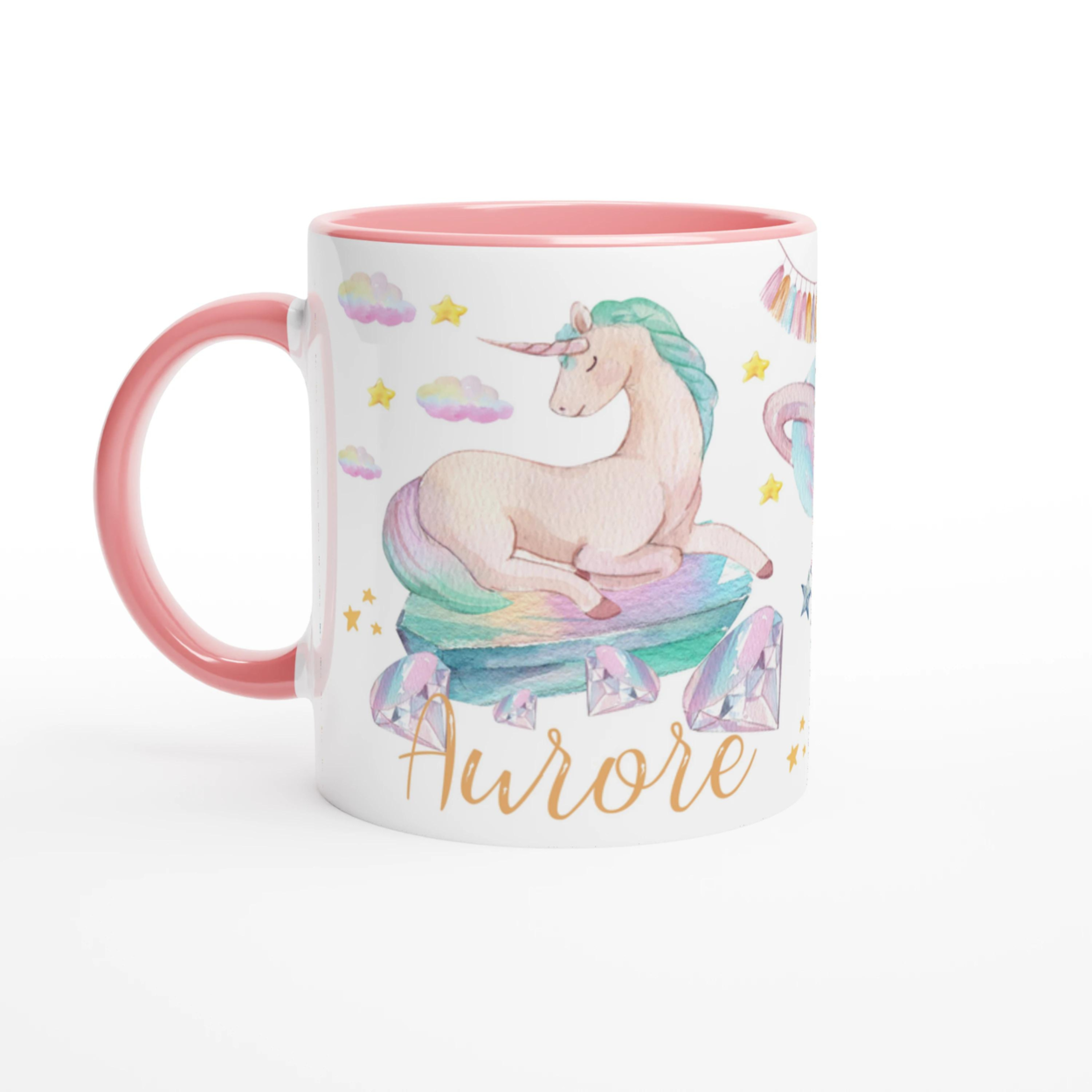 Tasse personnalisée avec licorne élégante et nuages colorés, intérieur rose, idéale pour un cadeau tendre et magique.