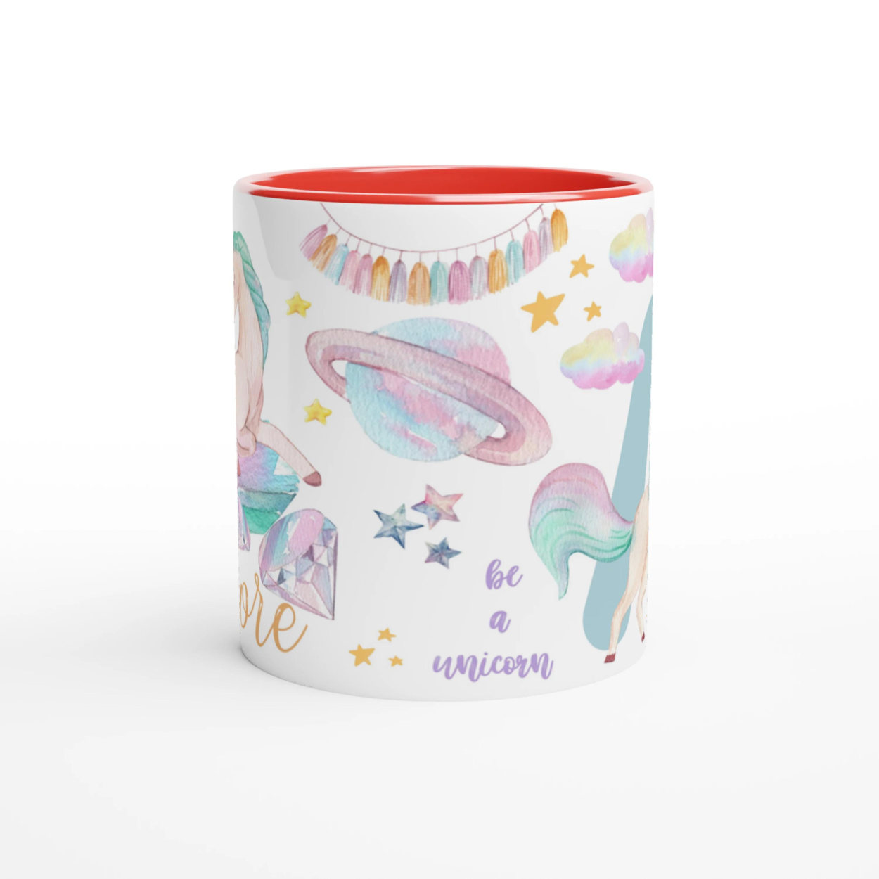 Mug personnalisé avec licorne et pluie d’étoiles dorées, intérieur rouge, parfait pour un cadeau féerique et unique.