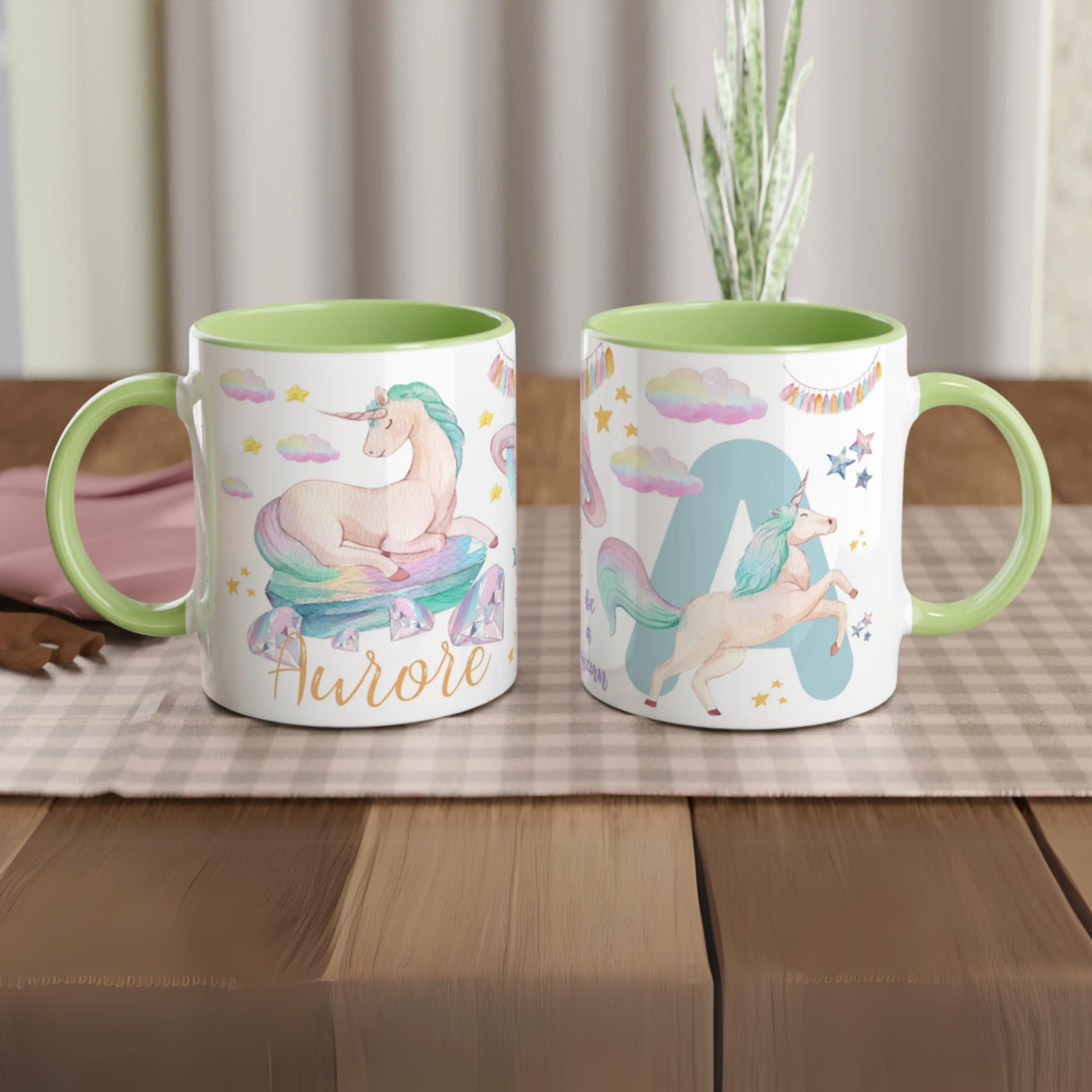 Tasse personnalisée avec licorne et nuage pastel scintillant, intérieur vert, un cadeau original et enchanteur.