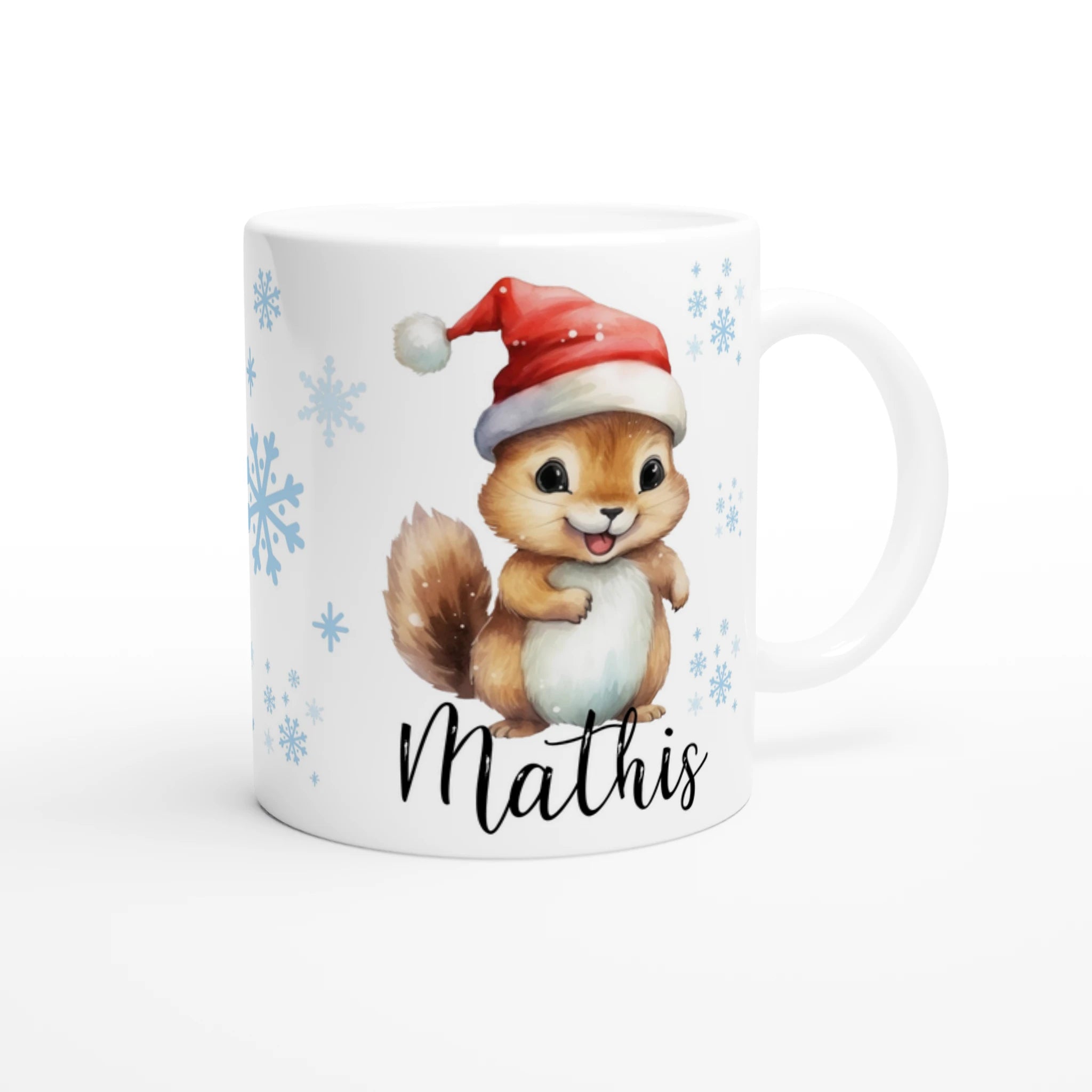 Mug personnalisé tout blanc avec un adorable écureuil portant un bonnet de Noël, décoré de flocons de neige, parfait pour un cadeau festif.