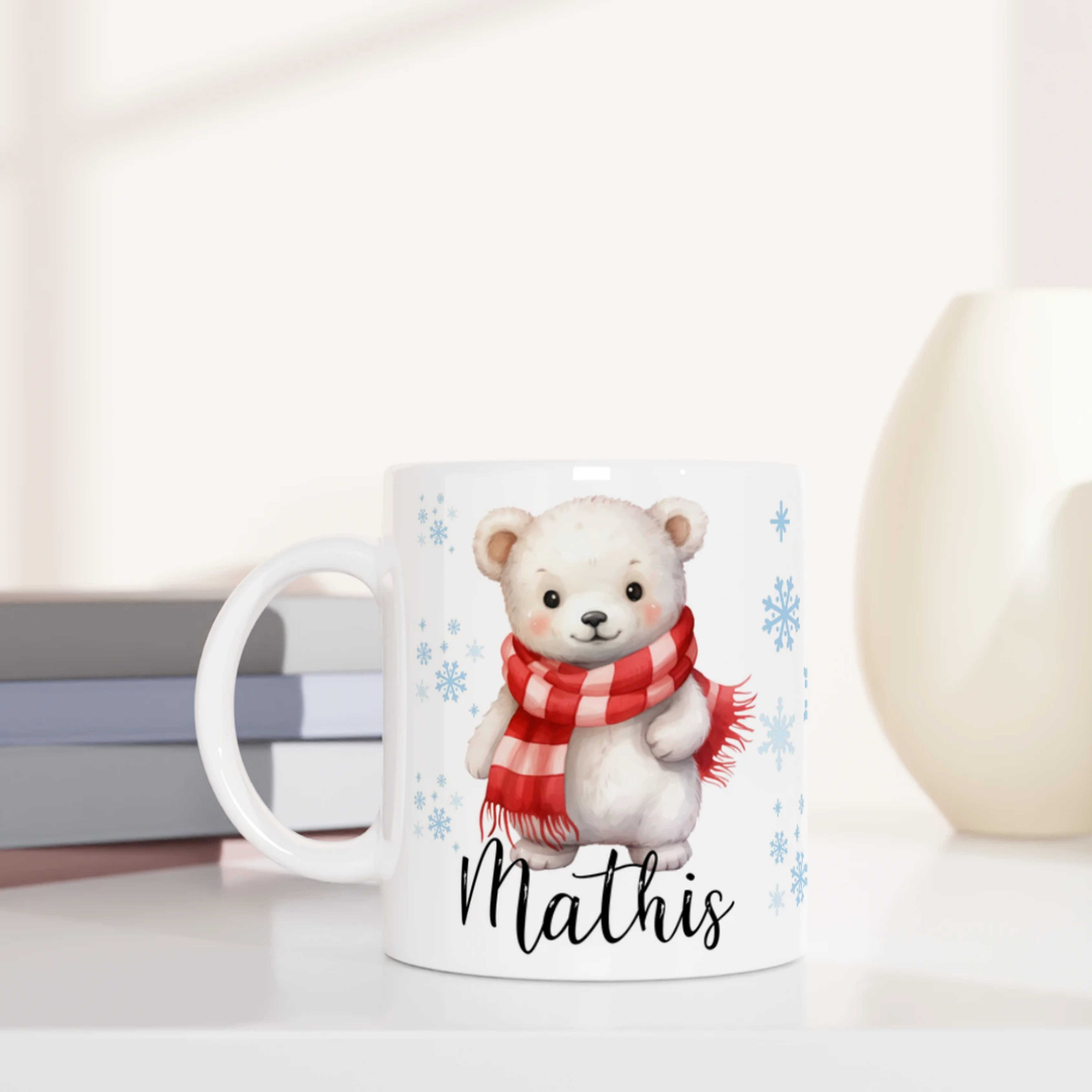 Mug personnalisé avec un adorable ours polaire en écharpe rouge et décor de flocons, parfait pour un cadeau de Noël chaleureux.