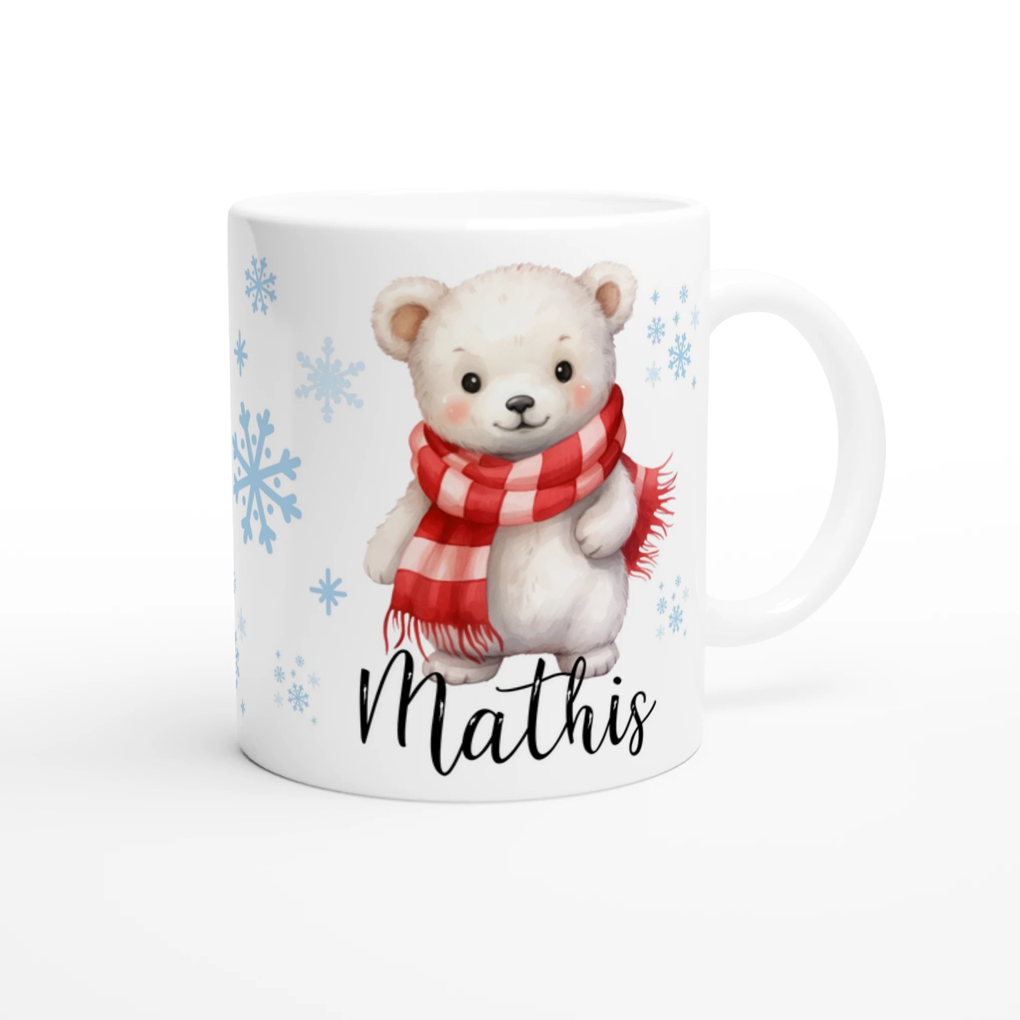 Mug personnalisé avec un adorable ours polaire en écharpe rouge et décor de flocons, parfait pour un cadeau de Noël chaleureux.