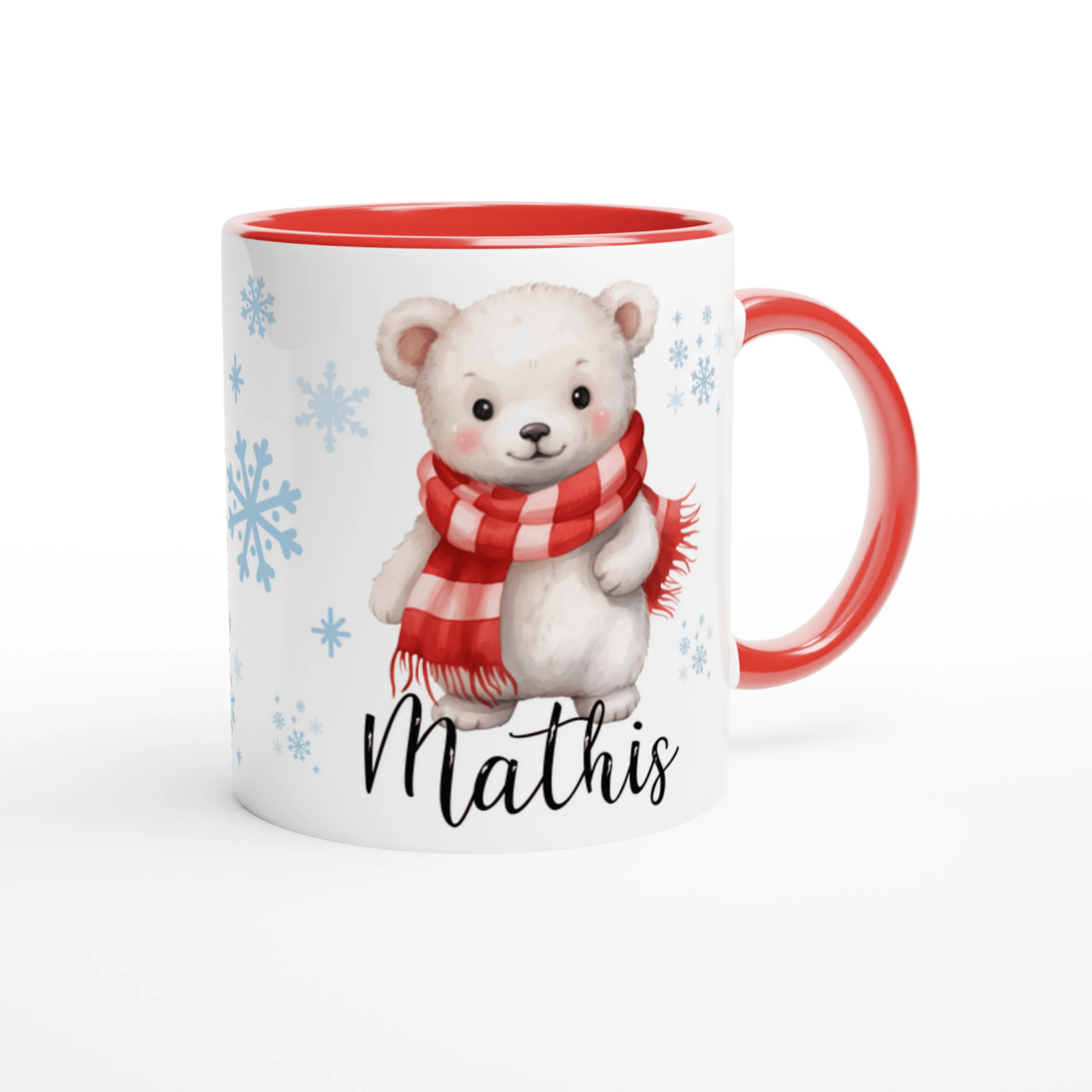 Mug personnalisé de Noël avec un ours polaire emmitouflé dans son écharpe, intérieur rouge, idéal pour une ambiance festive.