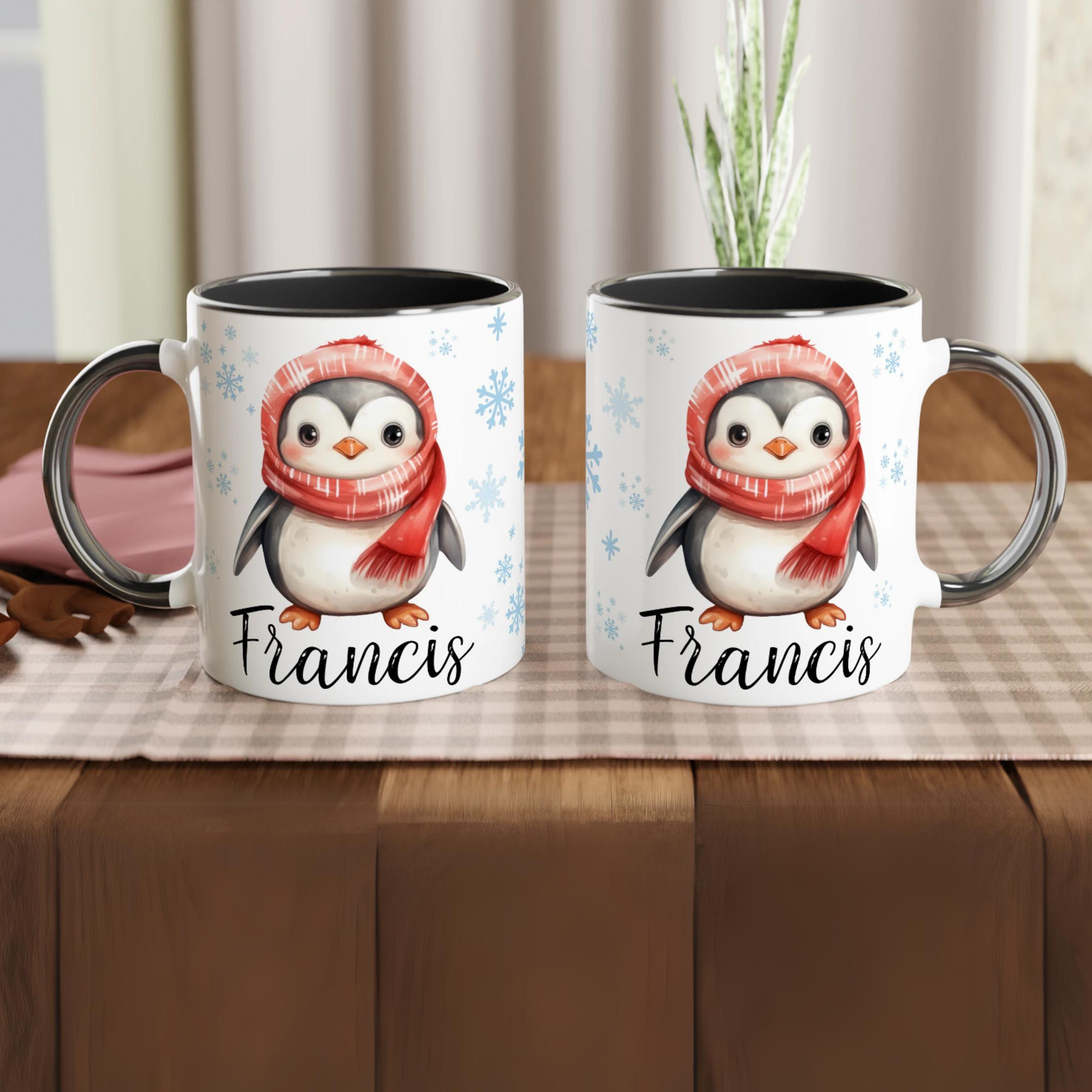 Tasse personnalisée avec un pingouin emmitouflé et des flocons de neige, intérieur noir, pour une touche élégante et hivernale.
