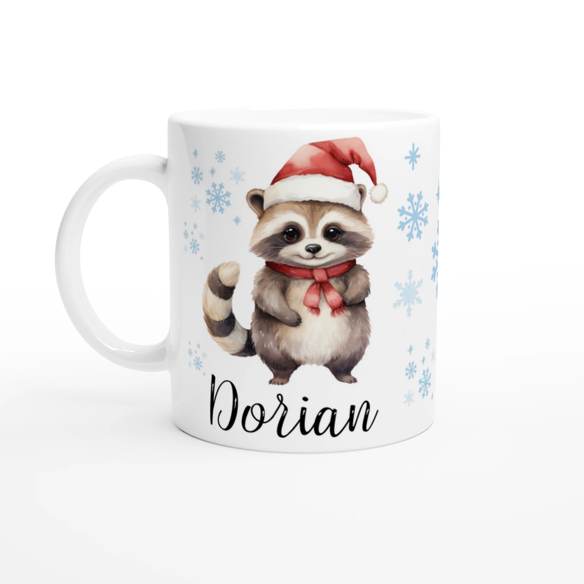 Mug personnalisé avec un adorable raton laveur coiffé d’un bonnet de Noël, décoré de flocons de neige, parfait pour un cadeau festif.