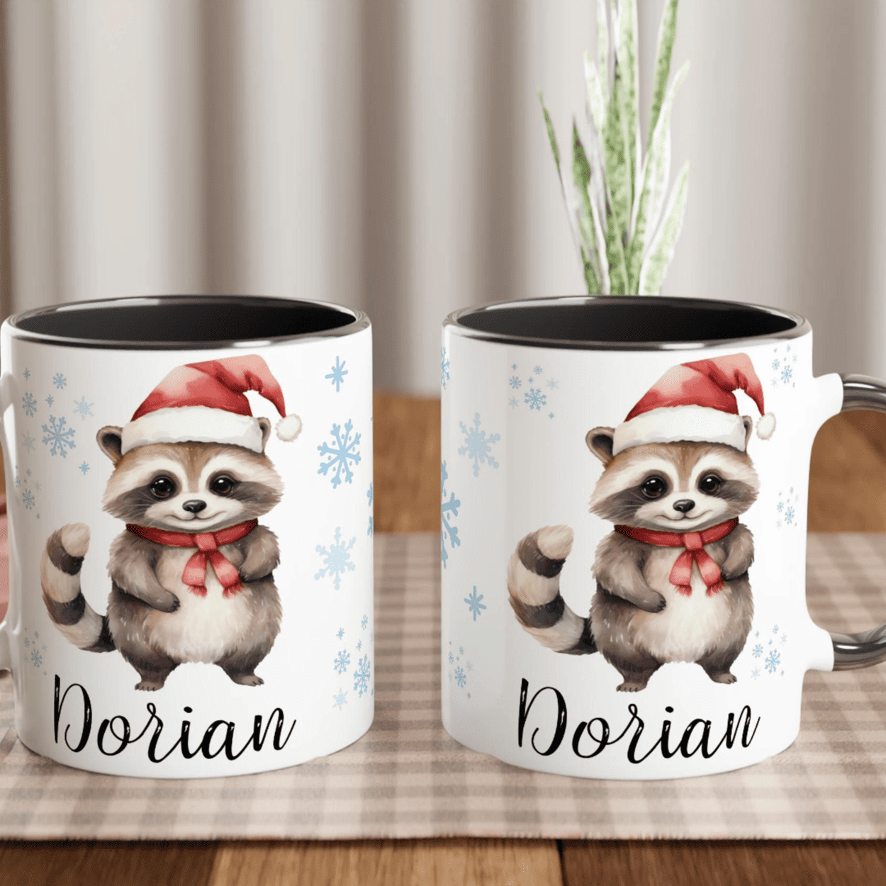 Tasse personnalisée avec un raton laveur en bonnet de Noël, intérieur noir, idéale pour une ambiance hivernale élégante.