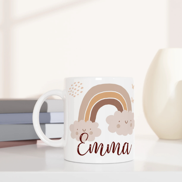 Mug personnalisé tout blanc avec nuage souriant et arc-en-ciel bohème, idéal pour un cadeau tendre et apaisant.