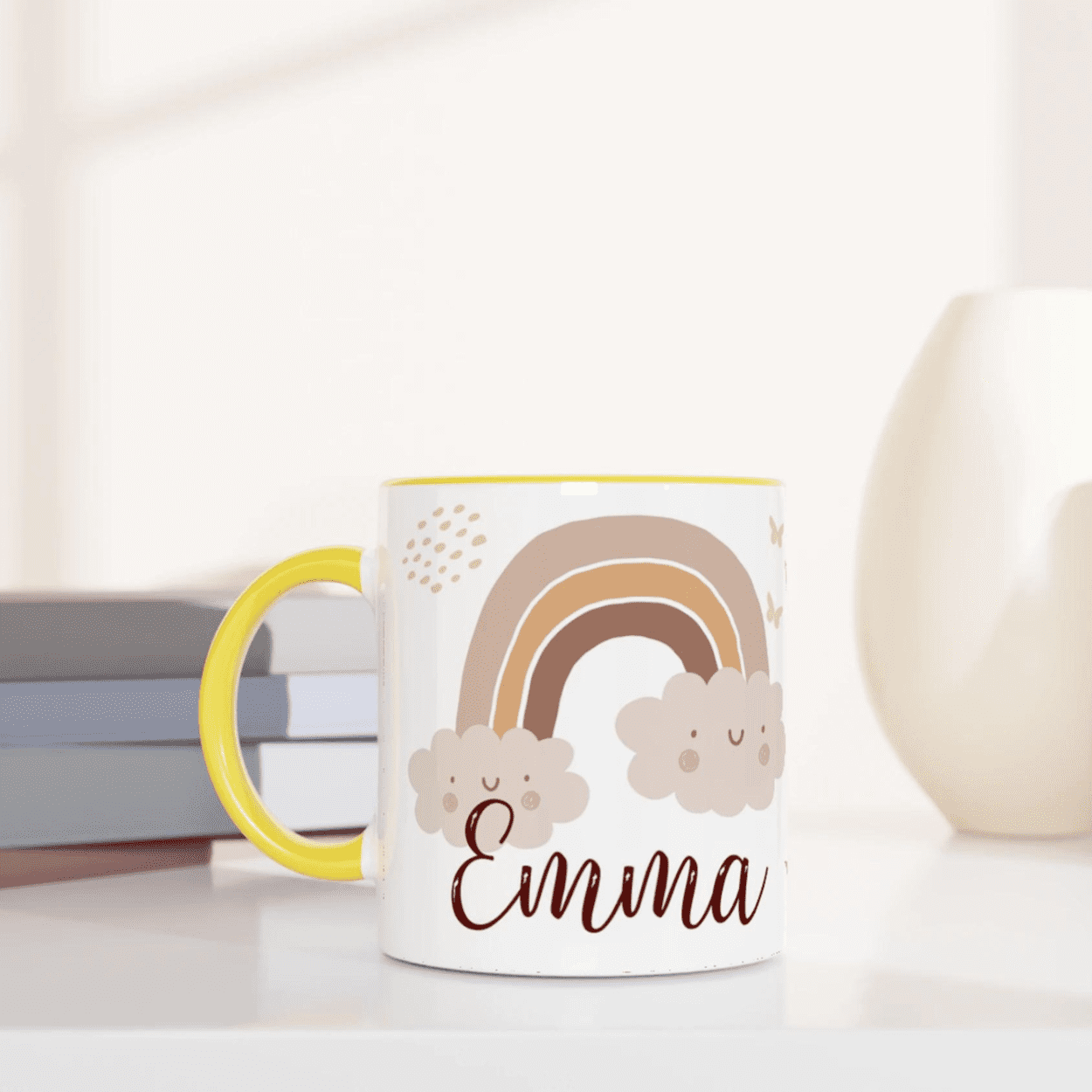 Mug personnalisé avec soleil et nuage bohème en tons naturels, intérieur jaune, parfait pour un cadeau lumineux et réconfortant.