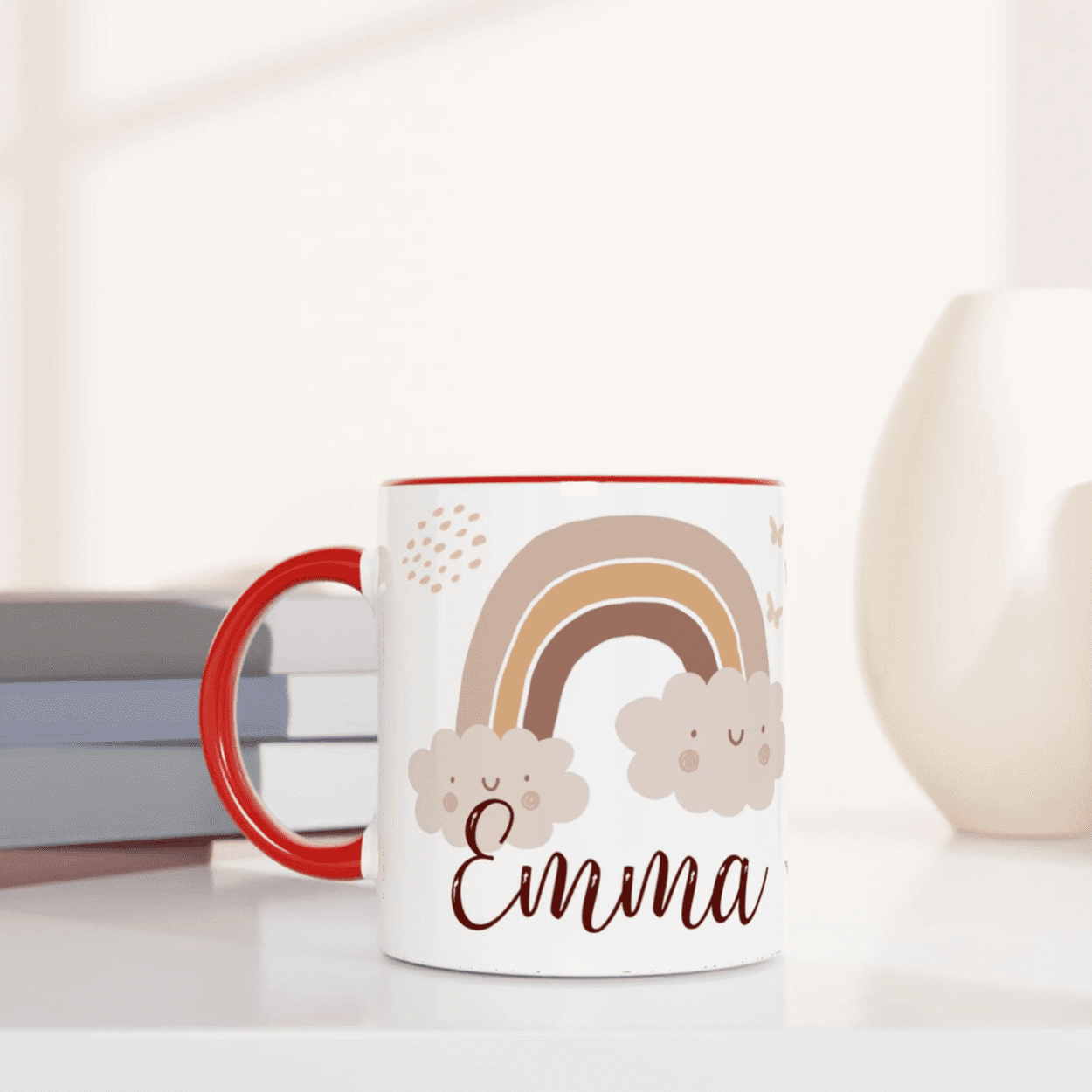 Mug personnalisé avec nuage heureux et détails chaleureux, intérieur rouge, parfait pour un cadeau réconfortant et original.