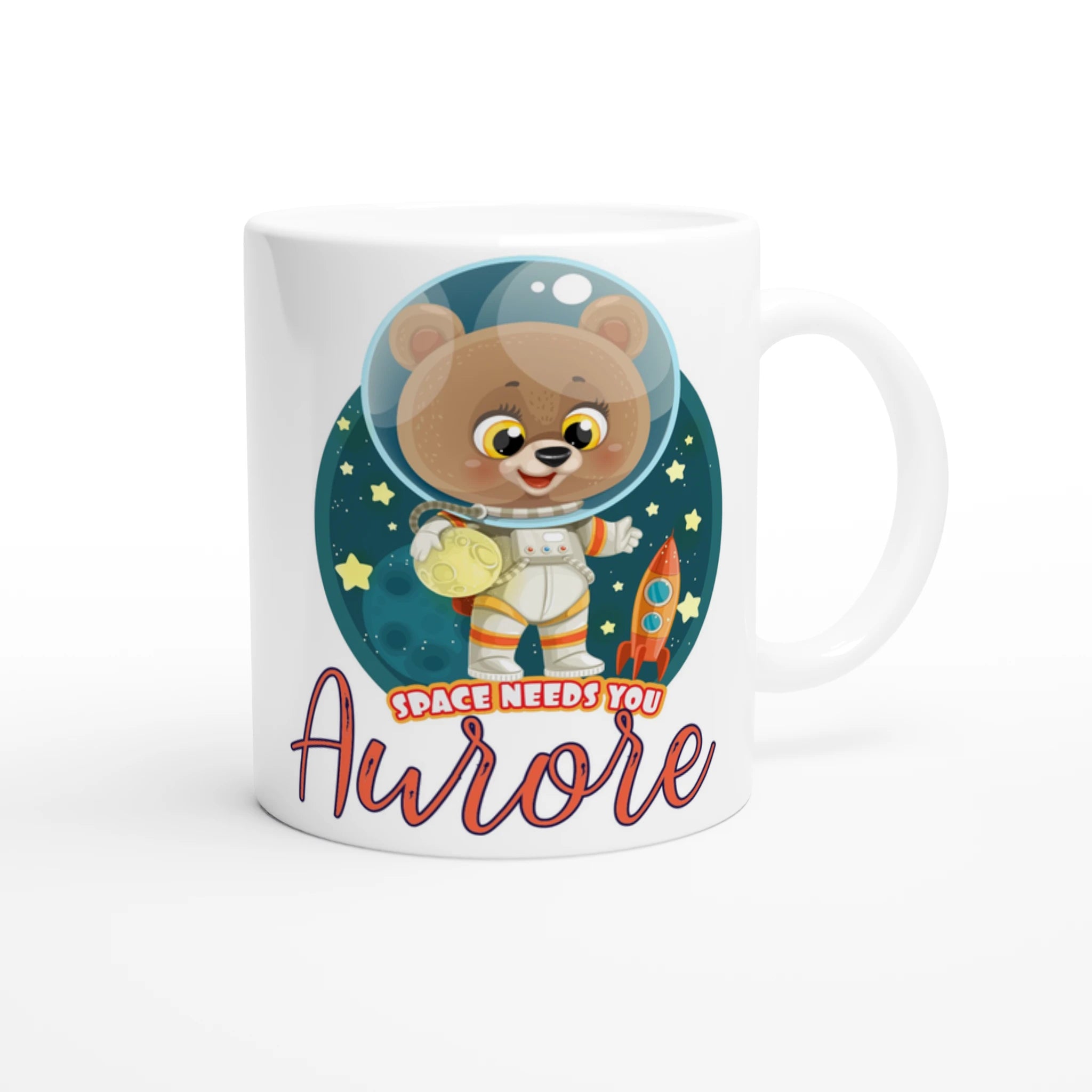 Mug personnalisé tout blanc avec ourson astronaute tenant une planète, parfait pour un cadeau enfant original et ludique.