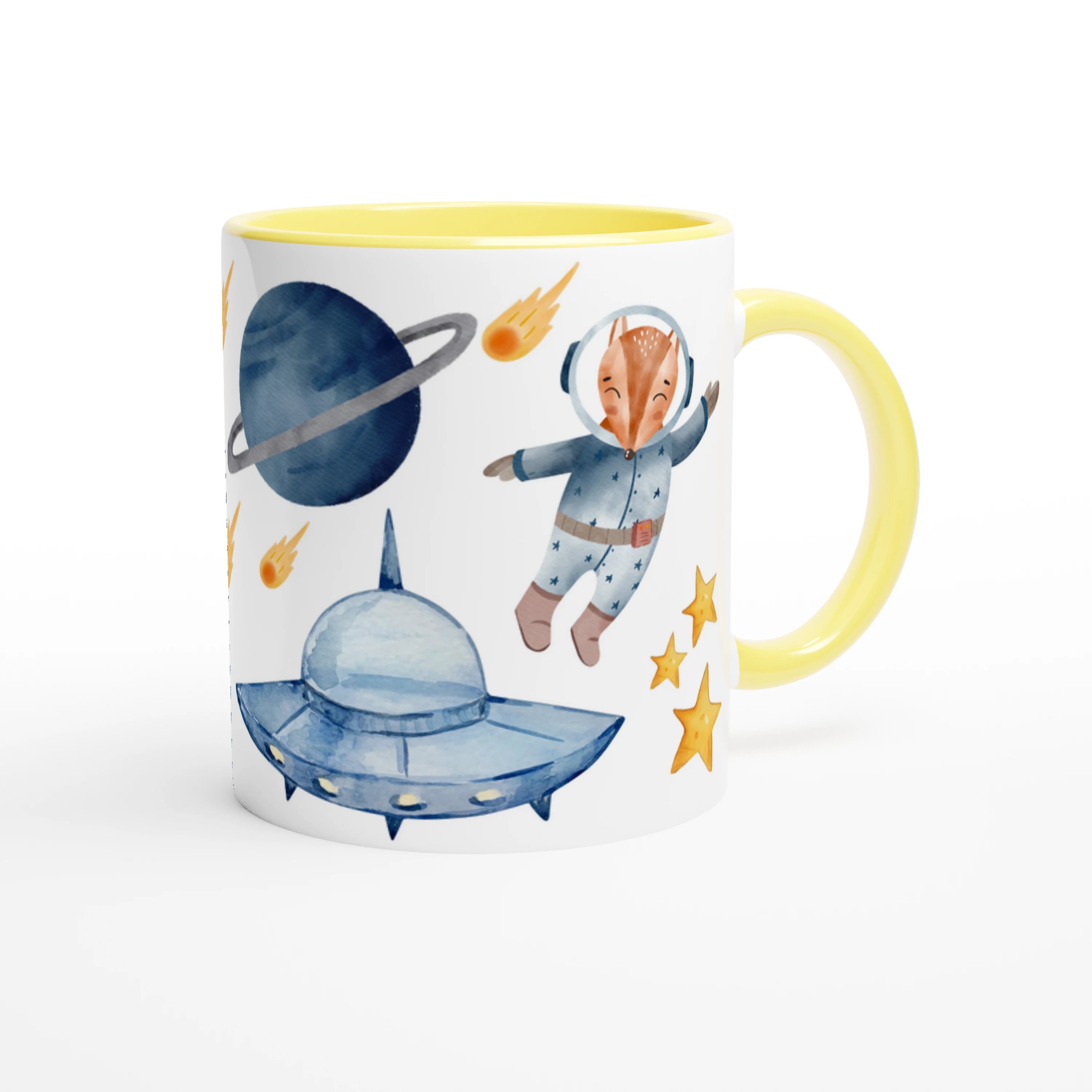 Mug personnalisé avec ourson cosmonaute et étoiles, intérieur jaune, idéal pour un cadeau joyeux et inspirant.