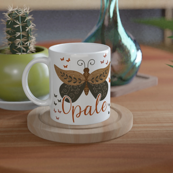 Mug personnalisé tout blanc avec papillon boho et arc-en-ciel en tons naturels, idéal pour un cadeau doux et tendance.