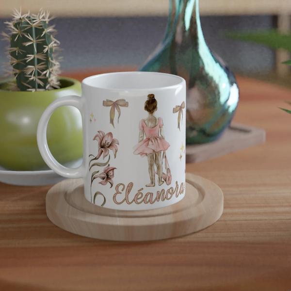 Mug personnalisable tout blanc avec prénom, illustration de ballerine, pointes et fleurs, parfait pour un cadeau unique pour une petite danseuse.