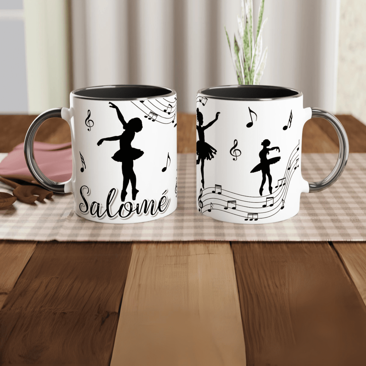 Mug personnalisable avec prénom et motifs de danseuse classique et musique, intérieur noir, parfait pour un cadeau chic et élégant.