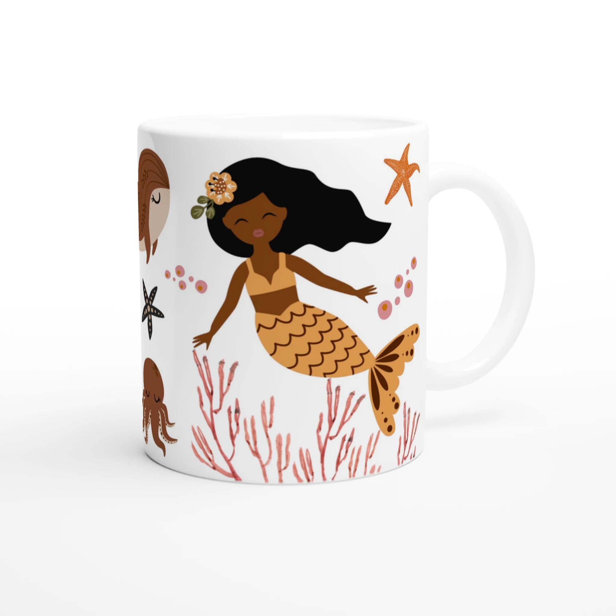 Mug personnalisé tout blanc avec prénom, illustration de sirènes et éléments marins, parfait pour un cadeau enfant original.