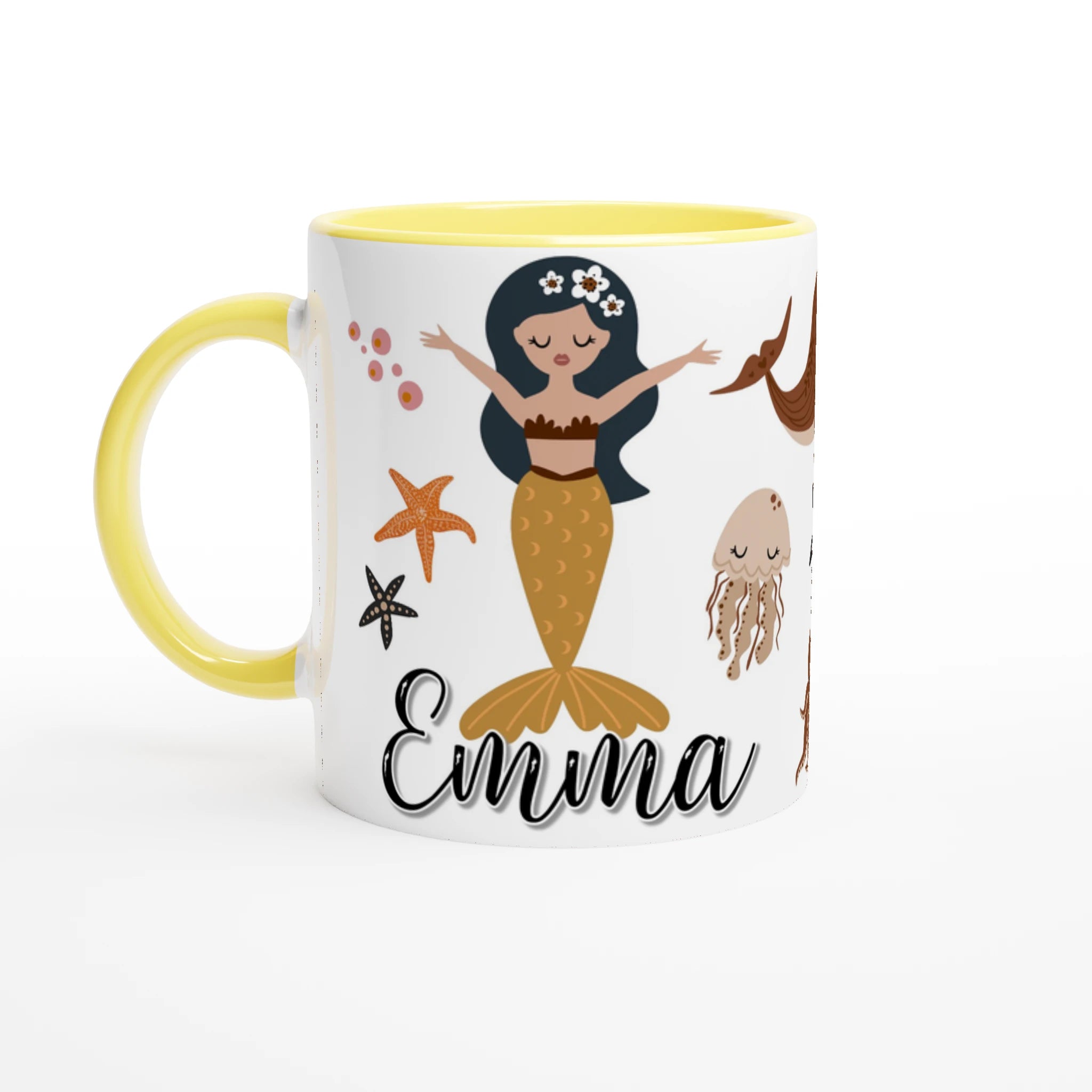 Mug prénom personnalisé avec design de sirènes et décor marin, intérieur jaune, idéal comme cadeau joyeux pour enfant.