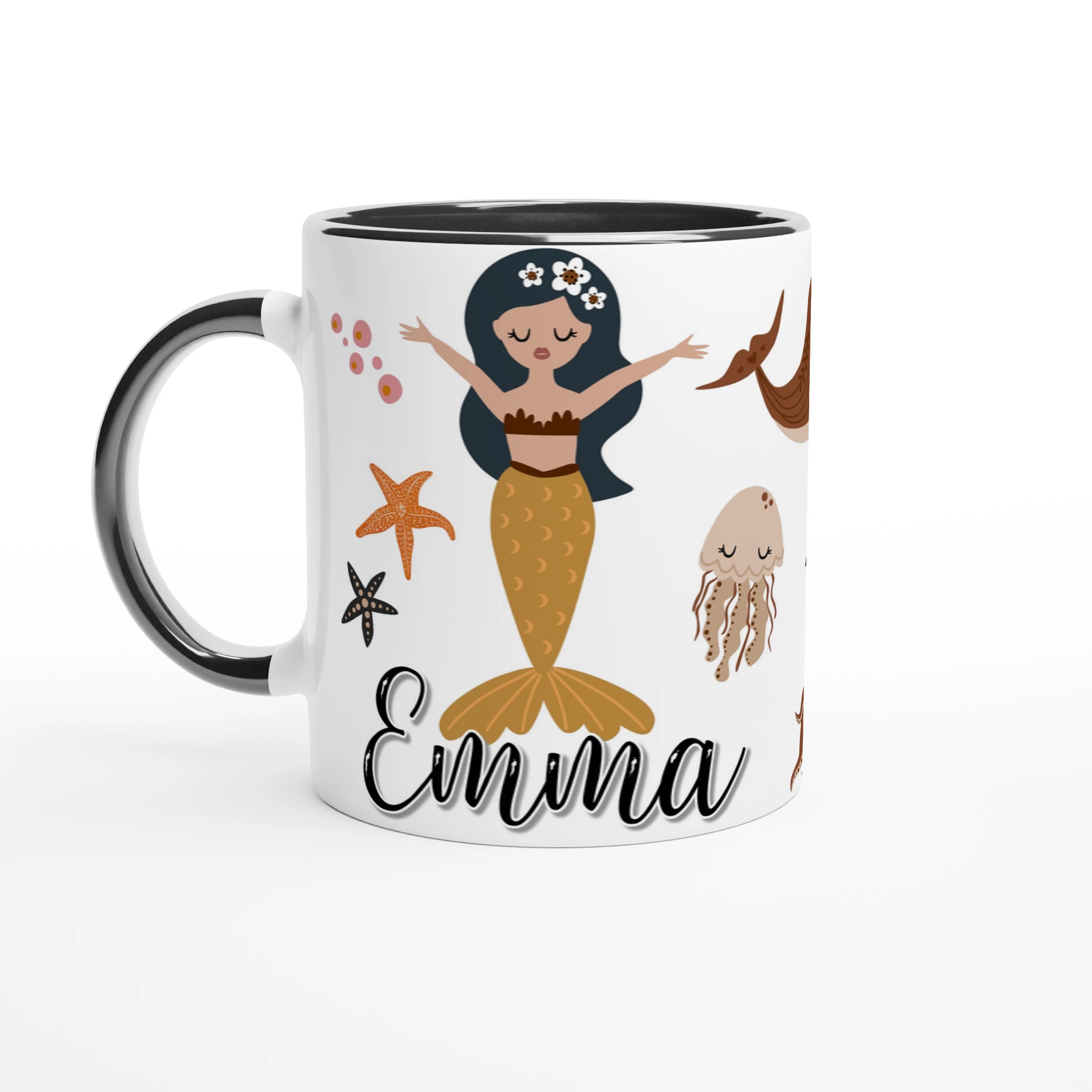 Mug personnalisé avec prénom et sirènes, décor marin et coraux, intérieur noir, idéal pour une touche élégante.