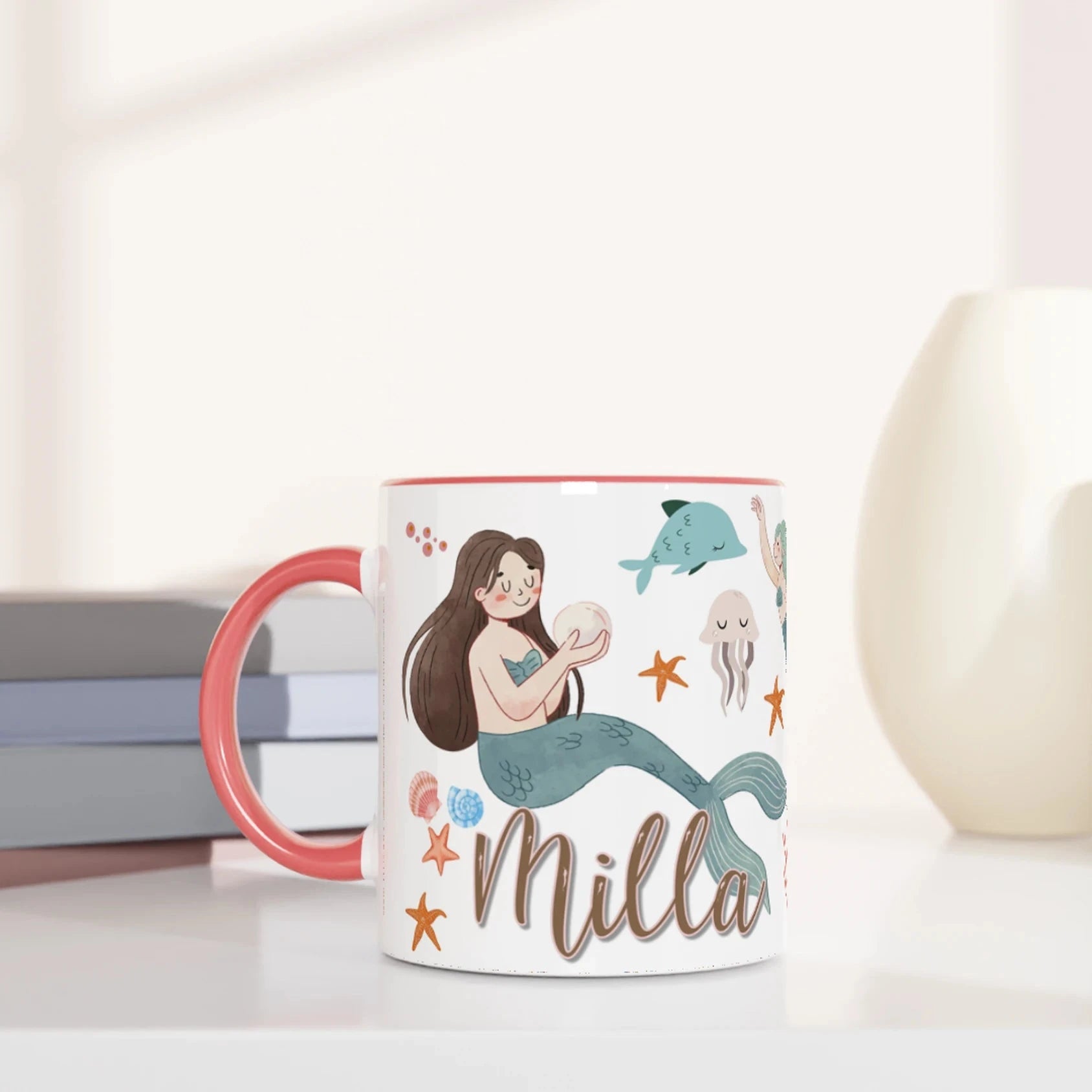 Tasse personnalisée avec motifs de sirènes aquarelle, coraux et étoiles de mer, intérieur rose, idéale pour un cadeau fille.
