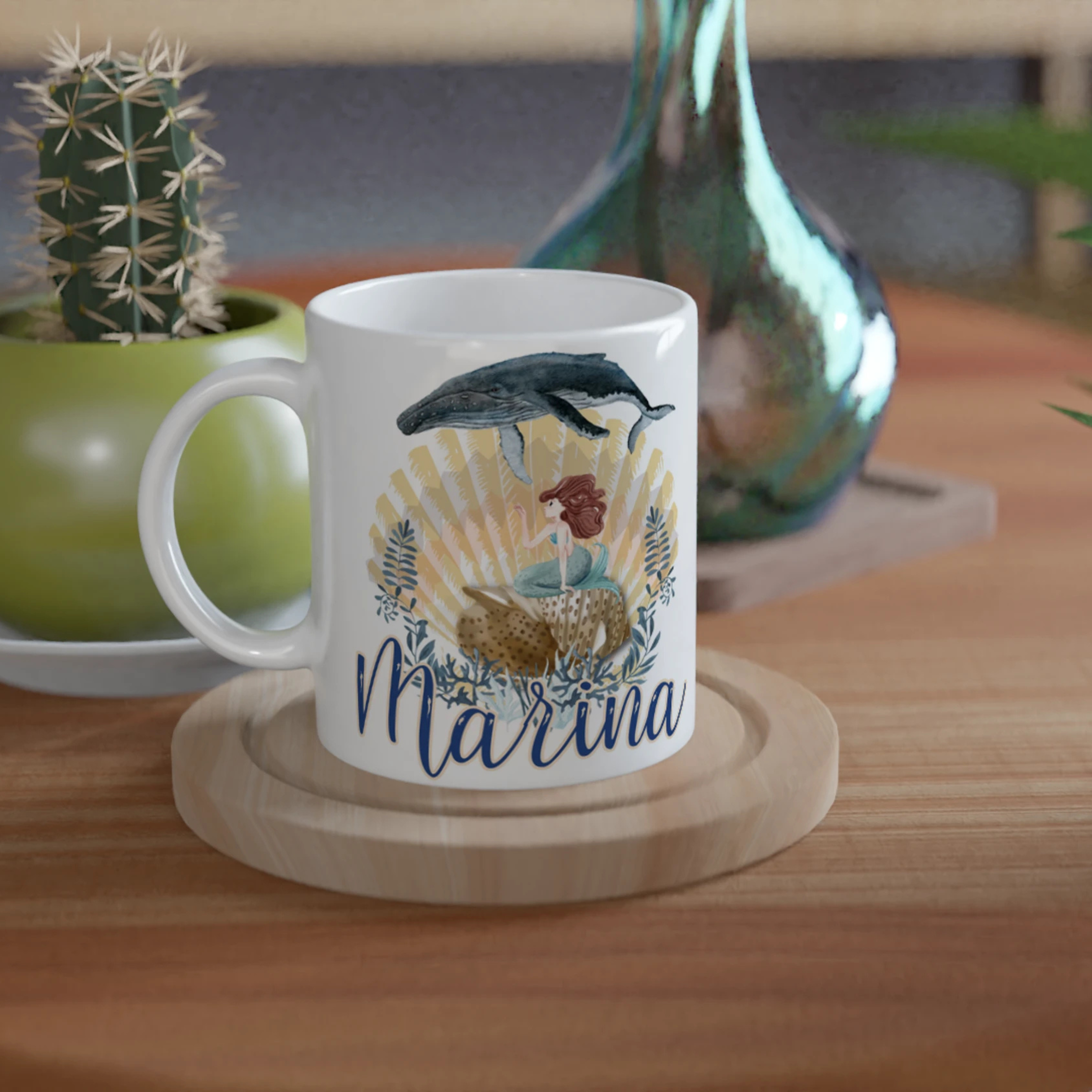 Mug personnalisé tout blanc avec prénom et illustration de sirène, coquillage et animaux marins, idéal pour un cadeau enfant unique.