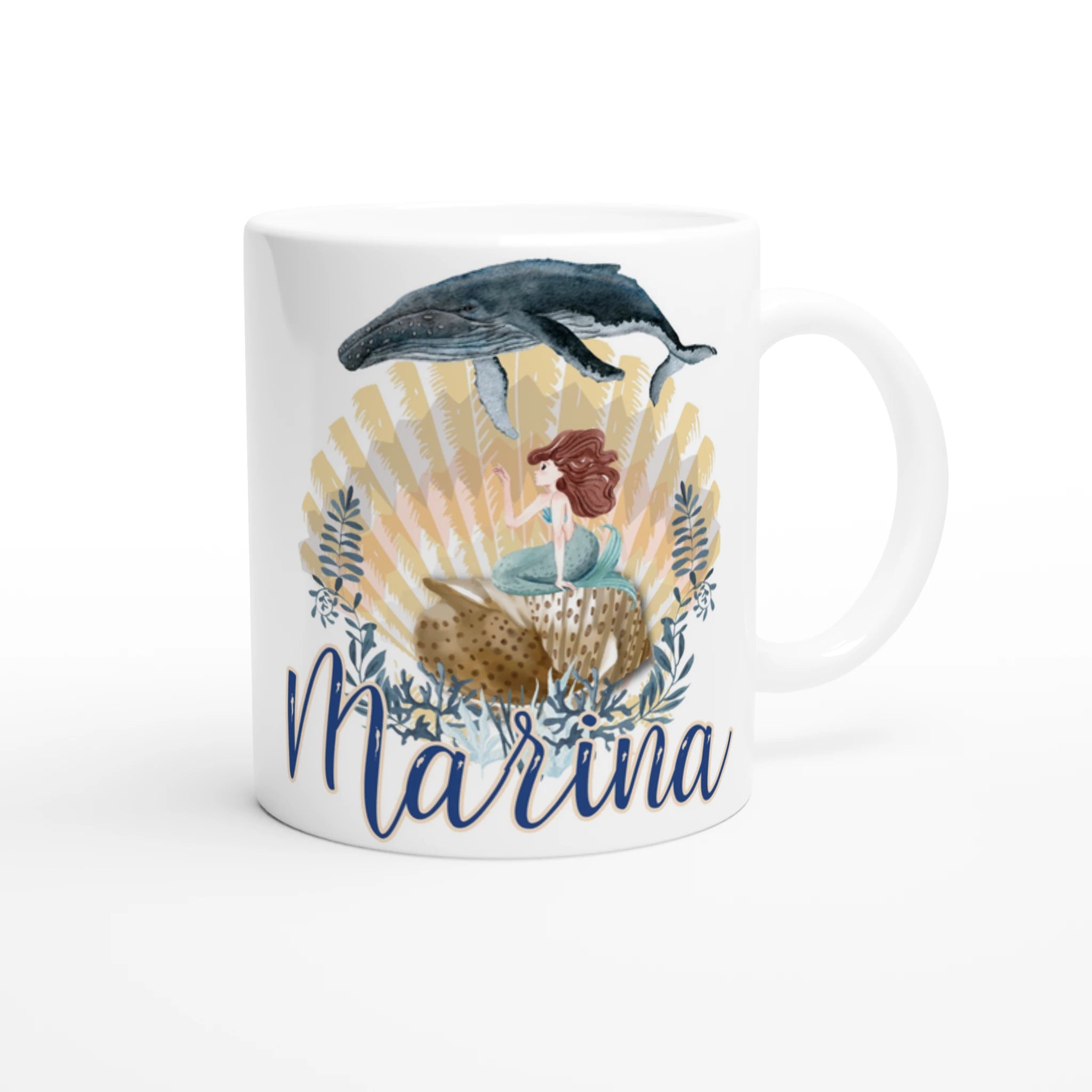 Mug personnalisé tout blanc avec prénom et illustration de sirène, coquillage et animaux marins, idéal pour un cadeau enfant unique.