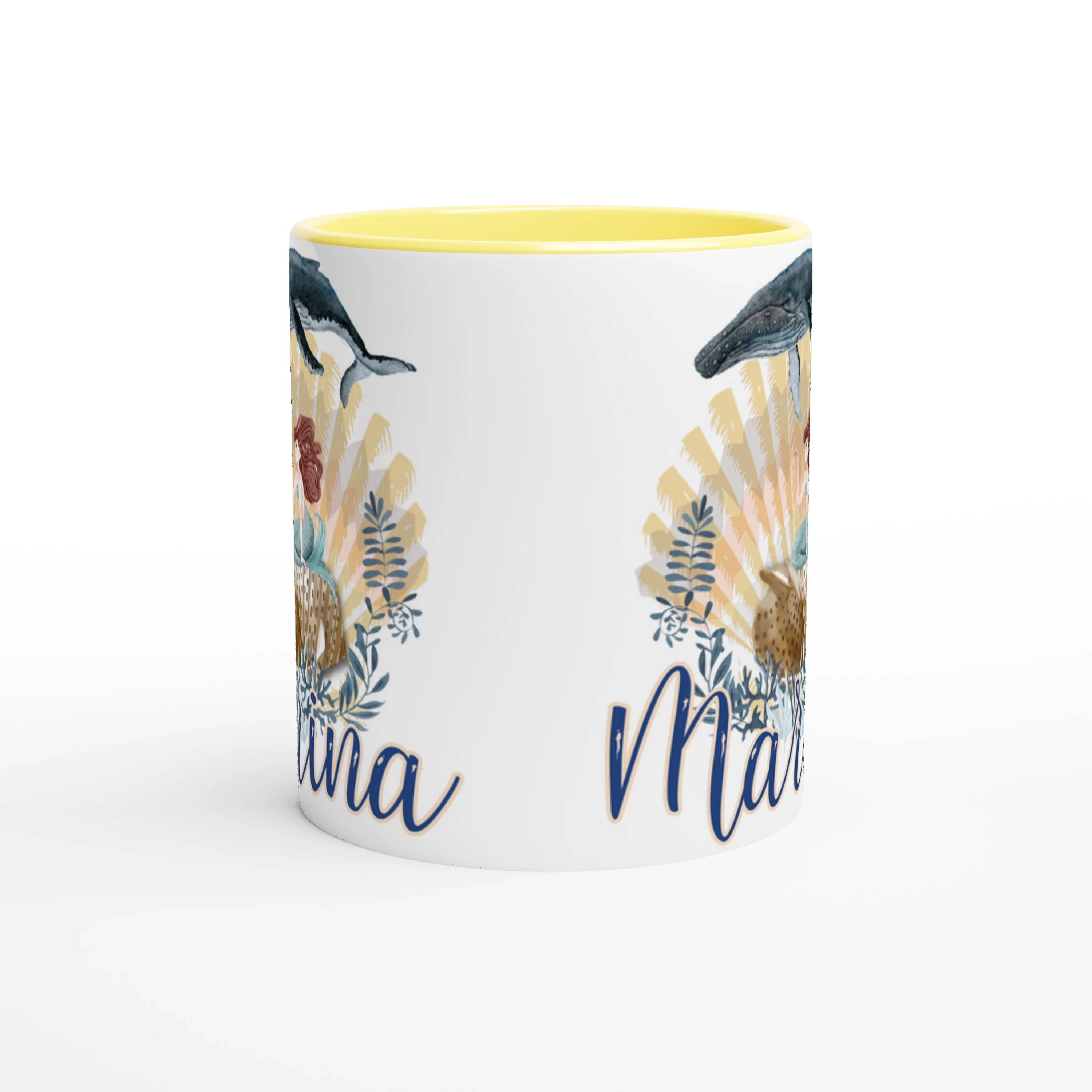 Tasse personnalisée avec prénom, design de sirène et animaux marins, intérieur jaune, cadeau joyeux pour une enfant rêveuse.
