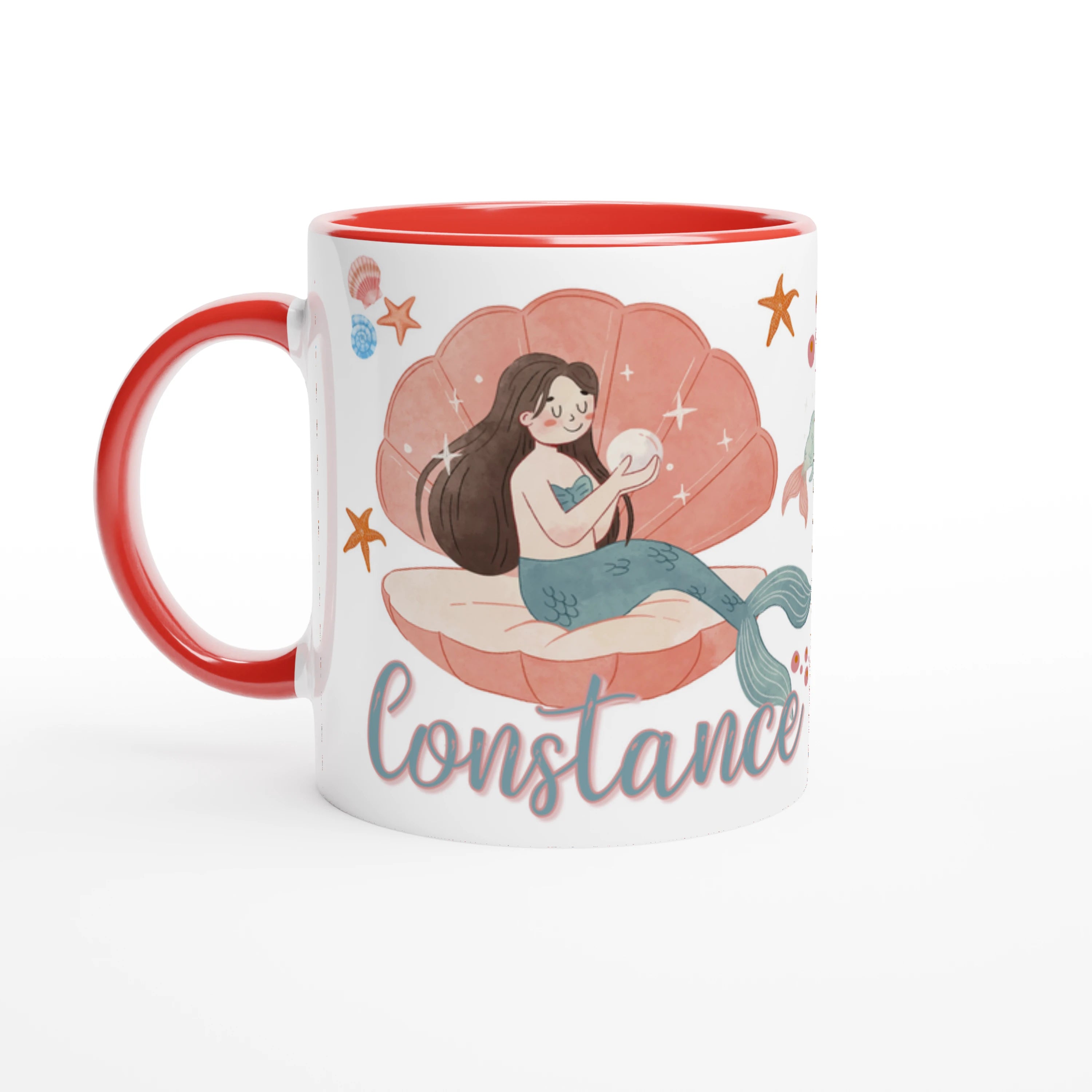 Mug personnalisé avec motifs de sirènes, perles et décor marin bohème chic, intérieur rouge, parfait pour un cadeau unique.