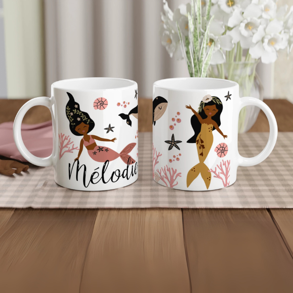 Mug personnalisé tout blanc avec illustration de sirènes, étoiles de mer et animaux marins, parfait pour un cadeau enfant original.