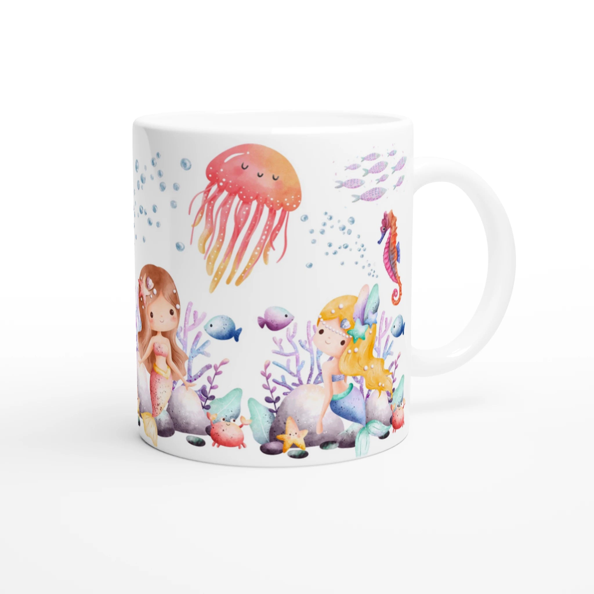 Mug personnalisé tout blanc avec illustration de sirènes et animaux marins, comme des méduses et hippocampes, idéal pour un cadeau enfant.
