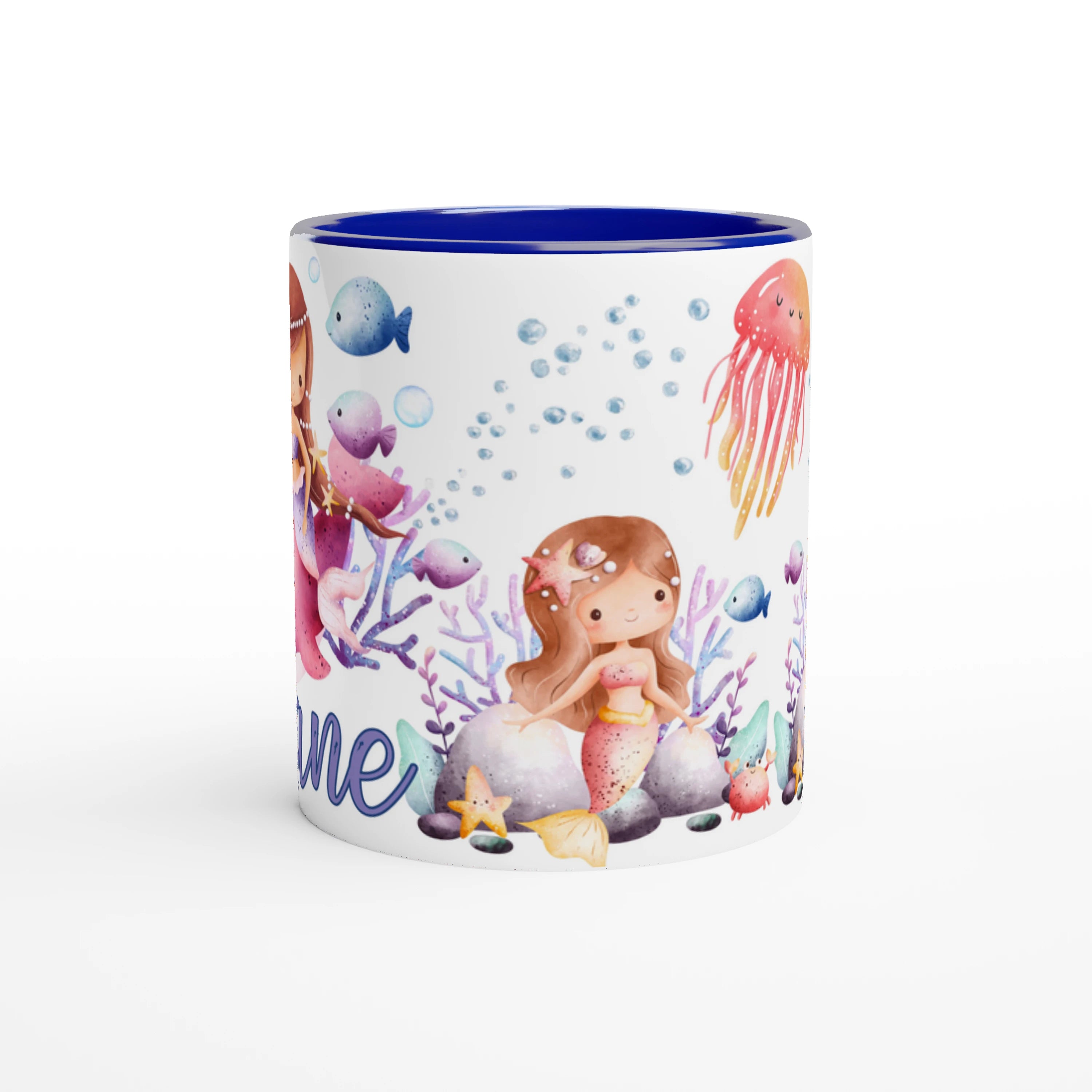 Mug personnalisé avec décor de sirènes et animaux marins, comme des étoiles de mer et poissons, intérieur bleu, parfait pour l’océan.