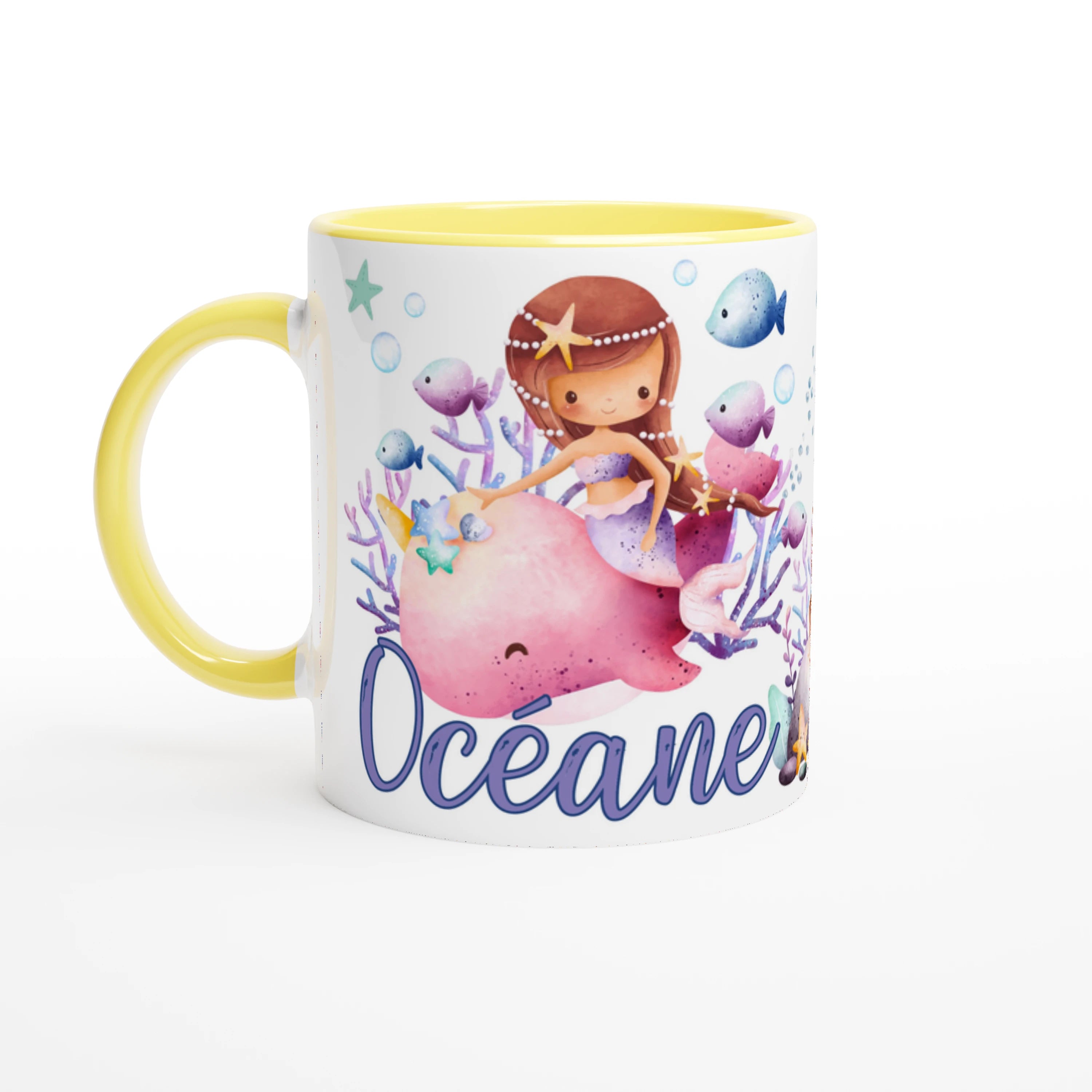 Mug personnalisé avec sirènes, coraux et décor marin enfantin, intérieur jaune, parfait comme cadeau joyeux et original.