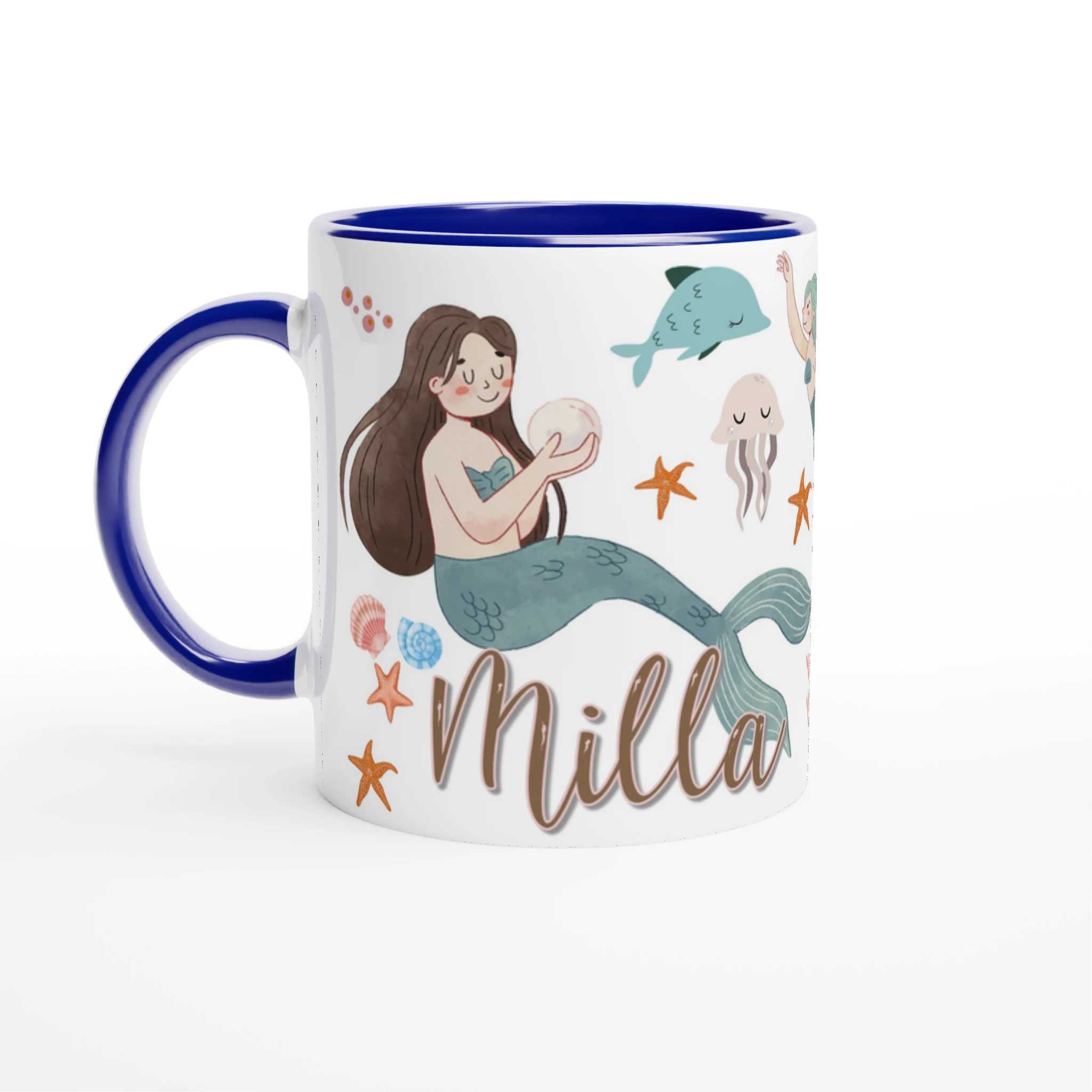 Mug personnalisé avec décor de sirènes, animaux marins et coraux aquarelle, intérieur bleu, idéal pour une passionnée de l’océan.