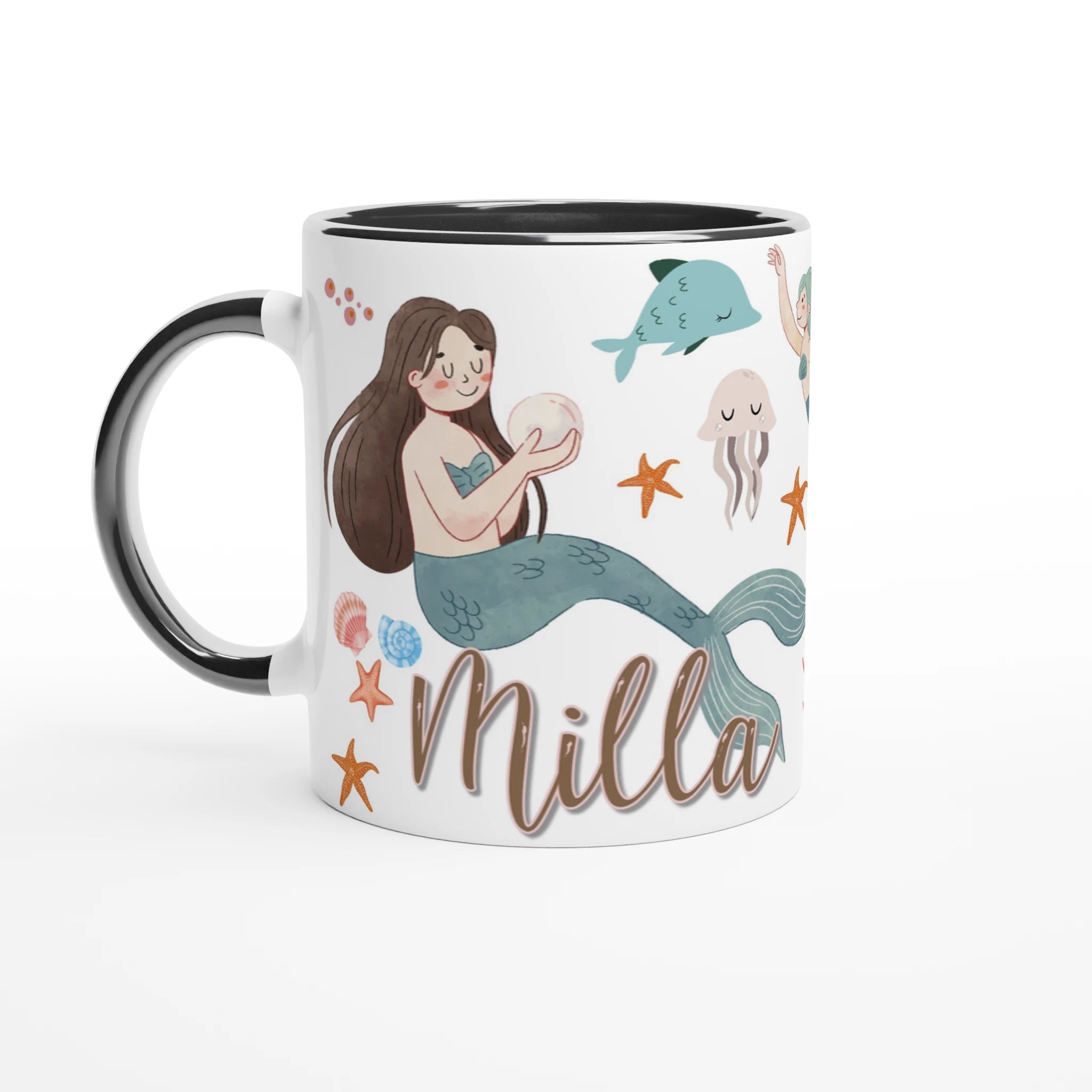 Mug personnalisé avec illustration de sirènes et fonds marins au style aquarelle, intérieur noir, parfait pour une touche chic.