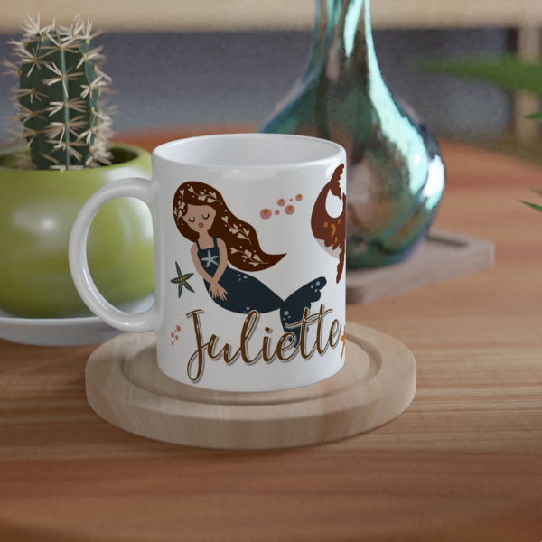Mug personnalisé tout blanc avec illustration de sirènes et animaux marins, parfait pour un cadeau enfant unique.