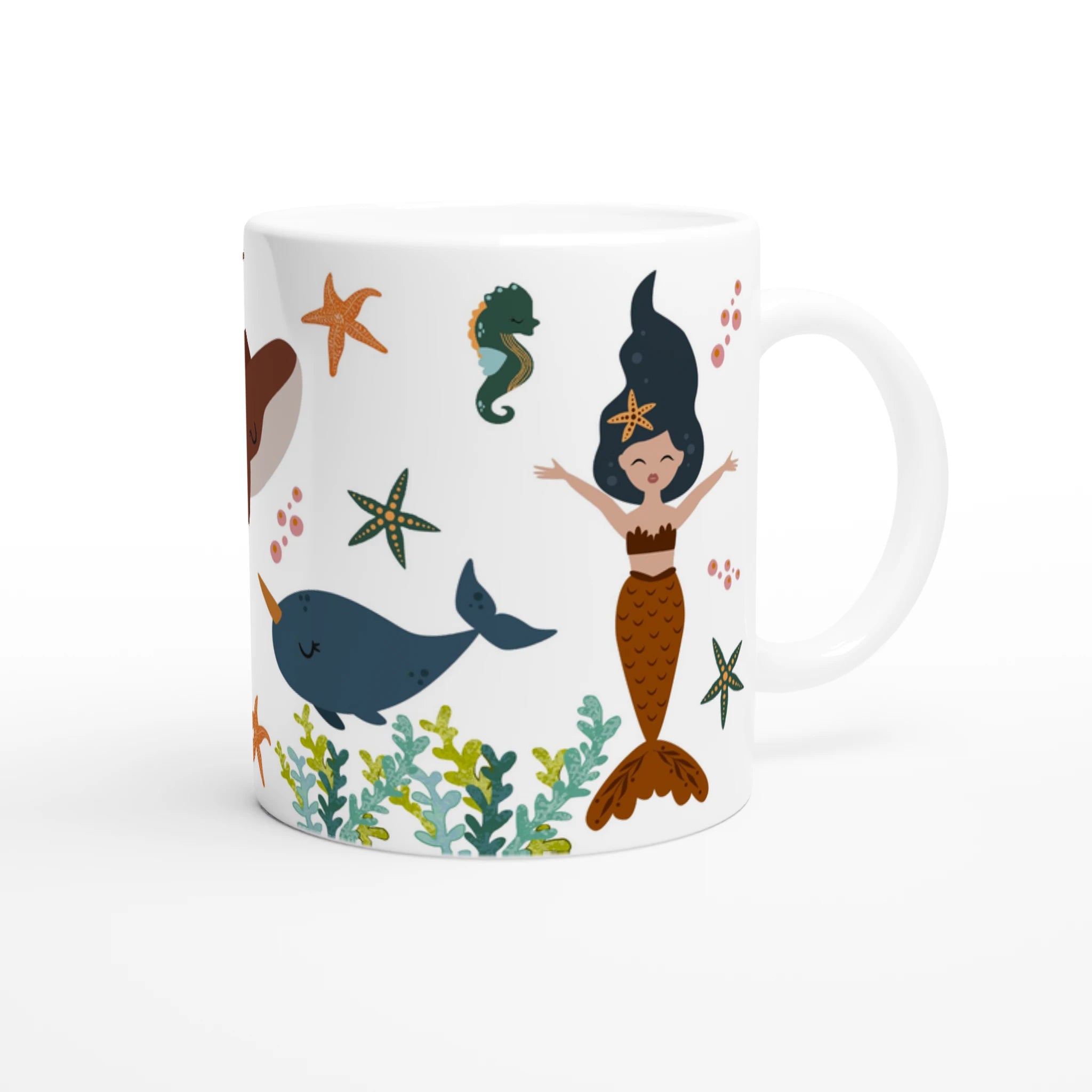 Mug personnalisé tout blanc avec illustration de sirènes et animaux marins, parfait pour un cadeau enfant unique.