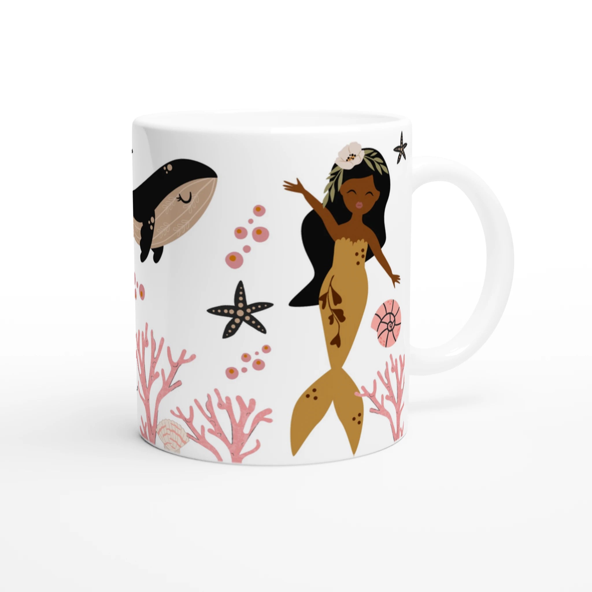 Mug personnalisé tout blanc avec illustration de sirènes au style boho chic, étoiles de mer et animaux marins, parfait pour un cadeau enfant original.
