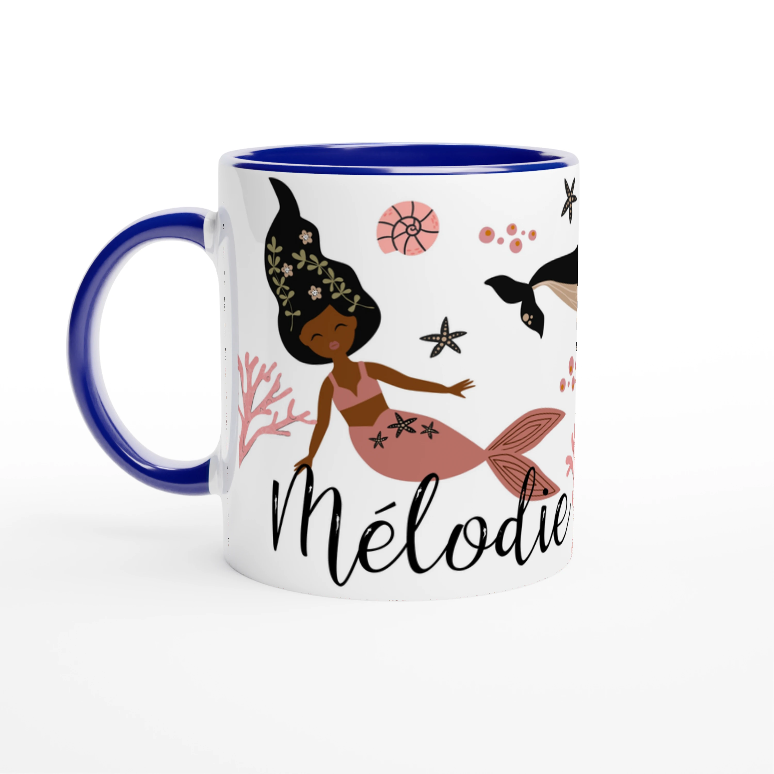 Mug personnalisé avec décor de sirènes bohème chic, étoiles de mer et coraux, intérieur bleu, idéal pour les passionnées de l’océan.