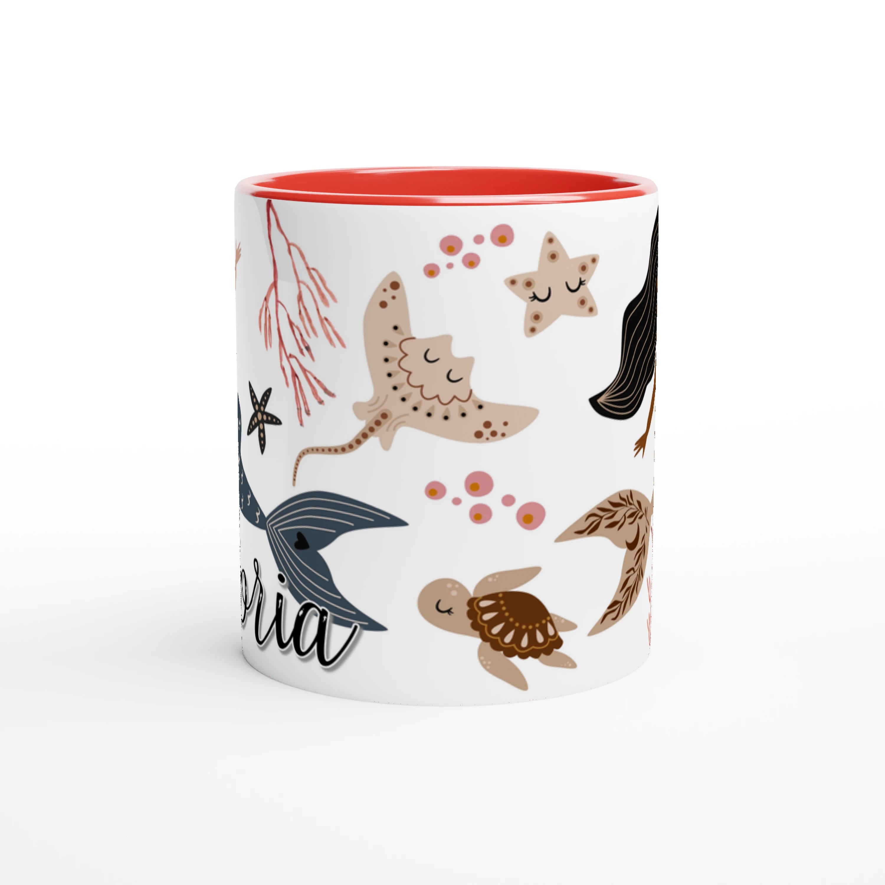 Mug personnalisé avec motifs de sirènes bohème chic et tortues marines, intérieur rouge, parfait pour une passionnée de la mer.