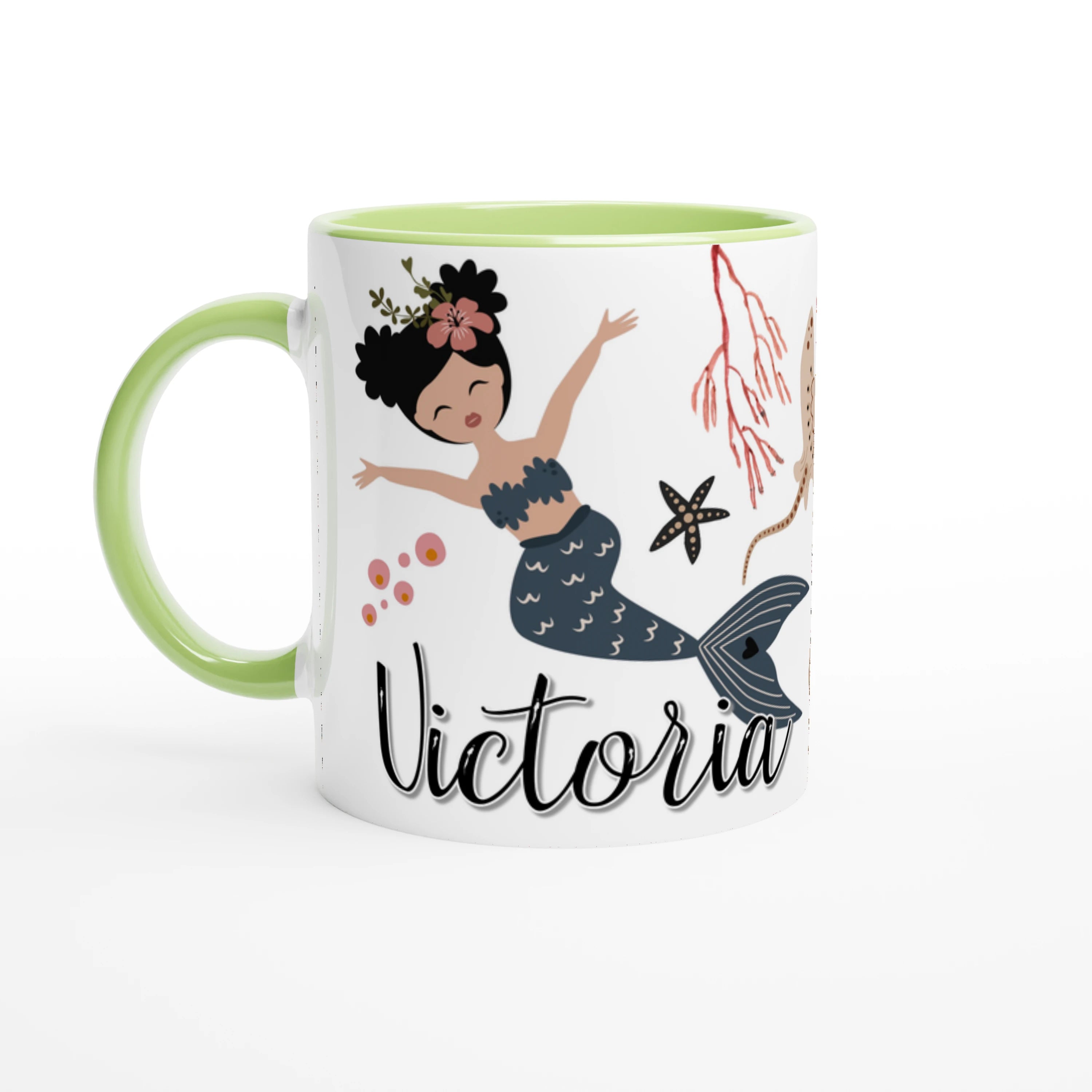 Tasse personnalisée avec décor de sirènes boho chic et coquillages, intérieur vert, idéale pour un cadeau coloré et naturel.